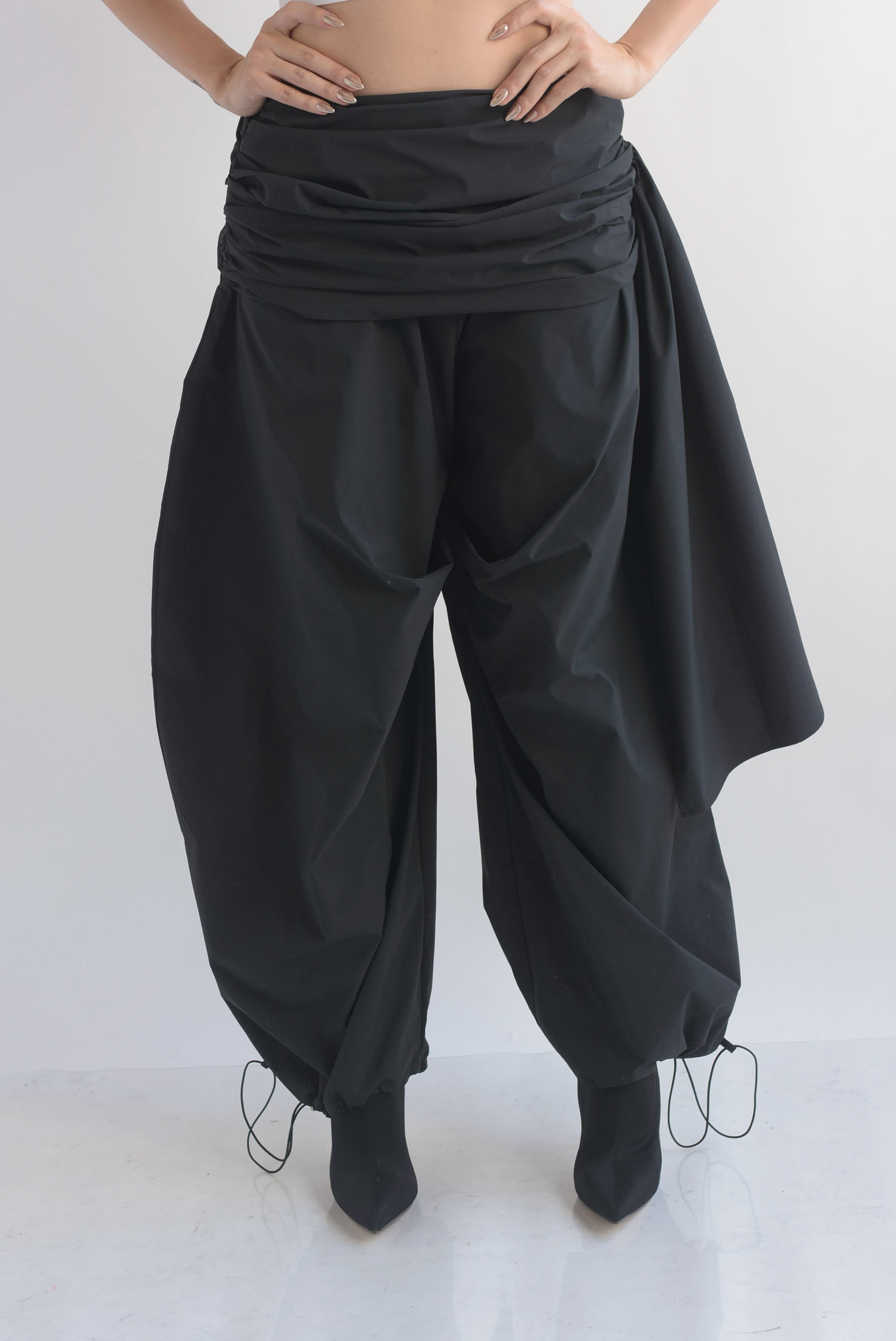 Pantalón globo pretina drapeada cauda