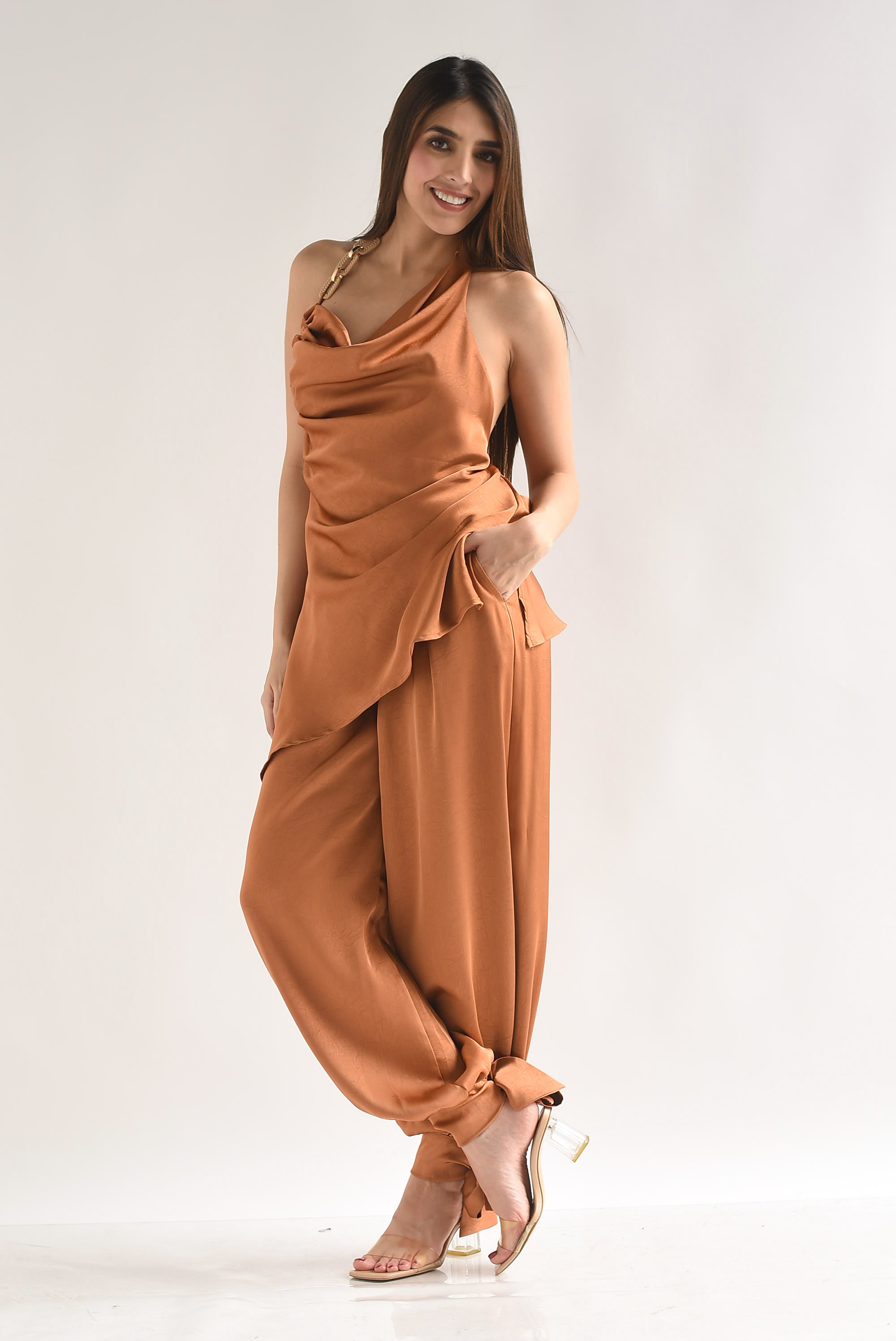 Set Pantalón globo y Blusa asimétrica cadena