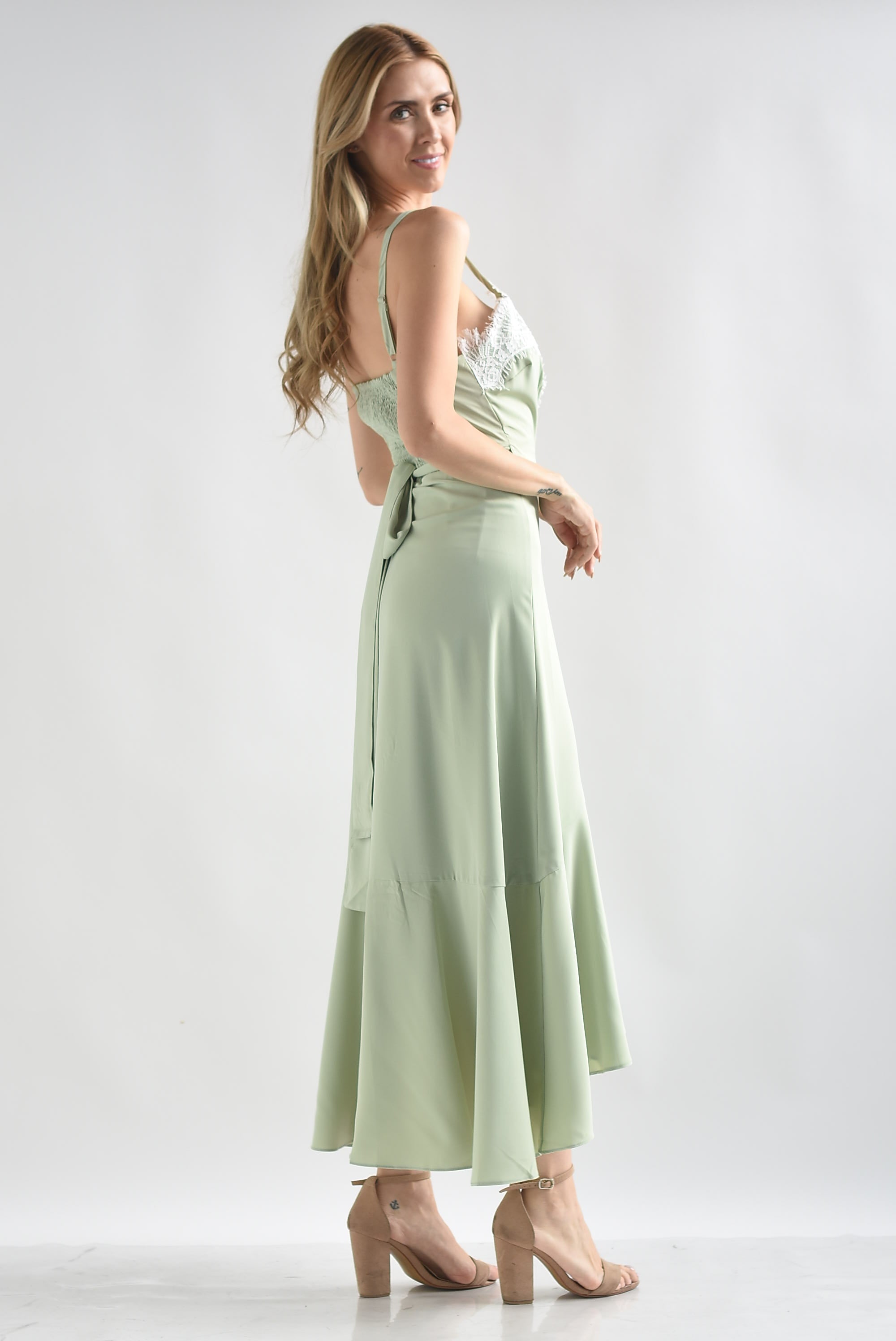 Vestido lencero envolvente con encaje
