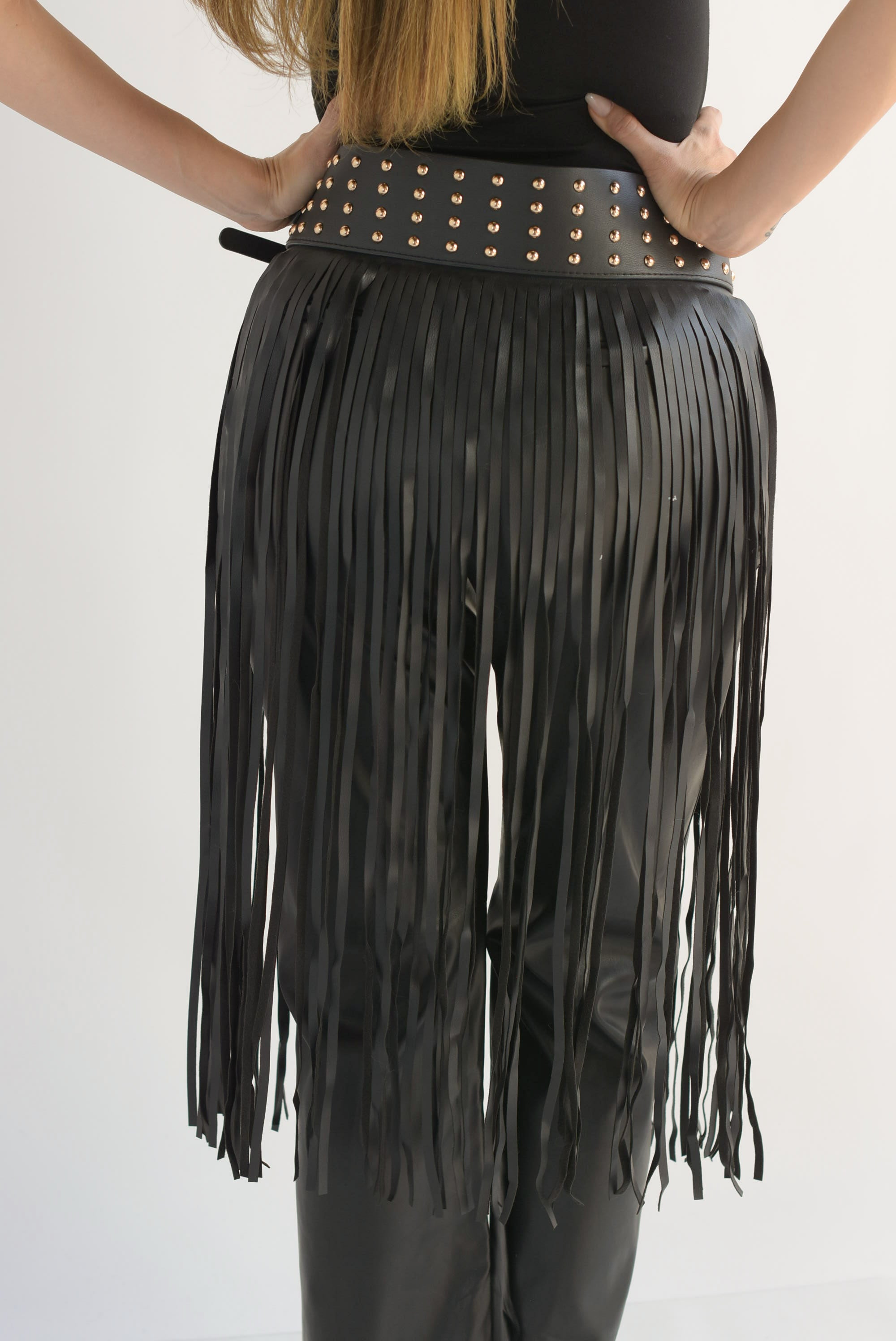 Cinturón flecos y tachas Negro