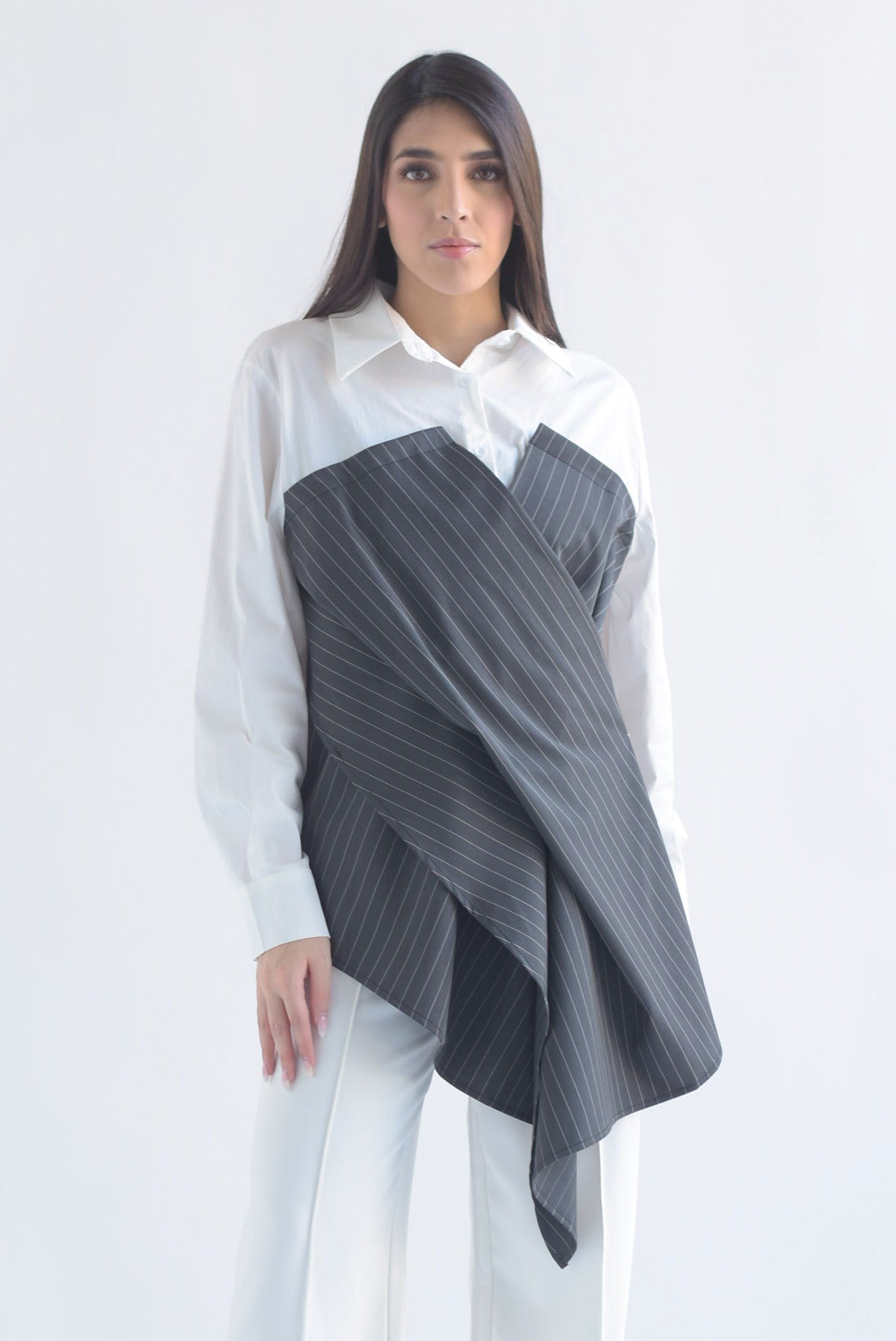 Camisa con blusa asimétrica en sobreposición