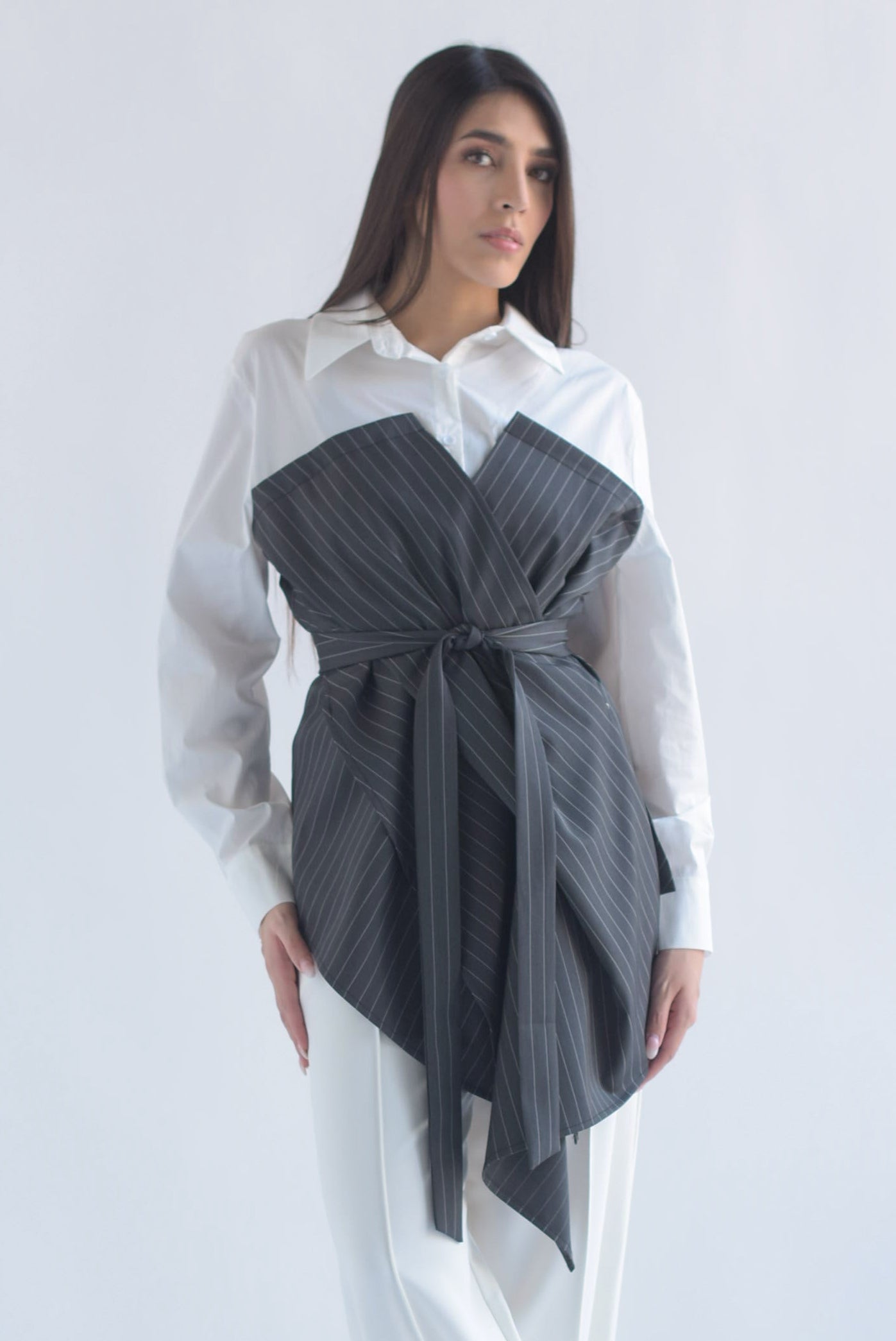 Camisa con blusa asimétrica en sobreposición