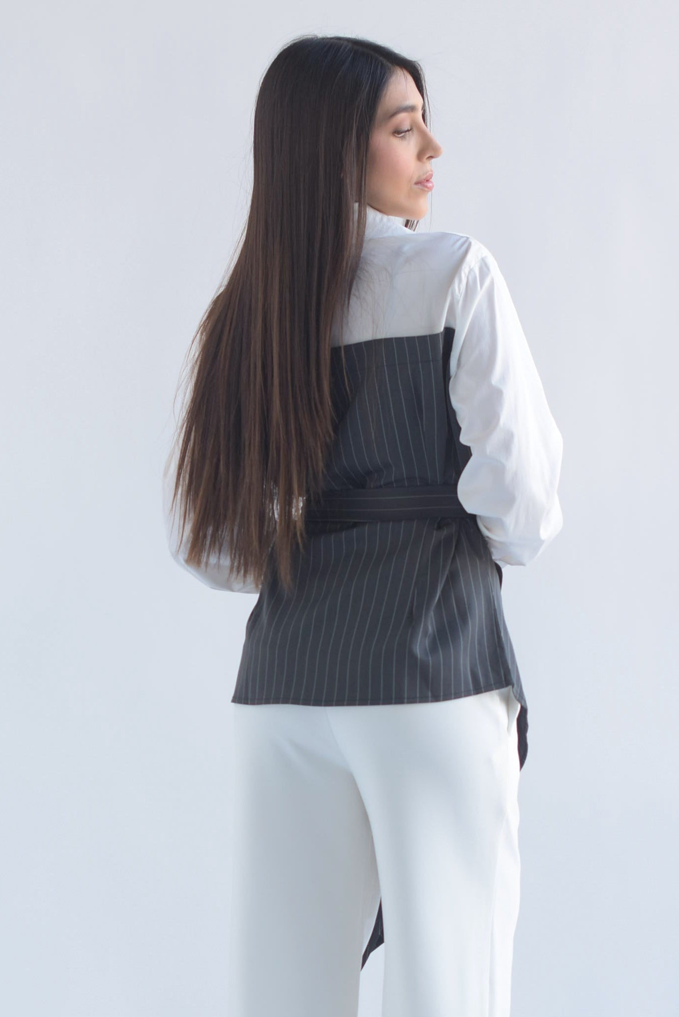 Camisa con blusa asimétrica en sobreposición