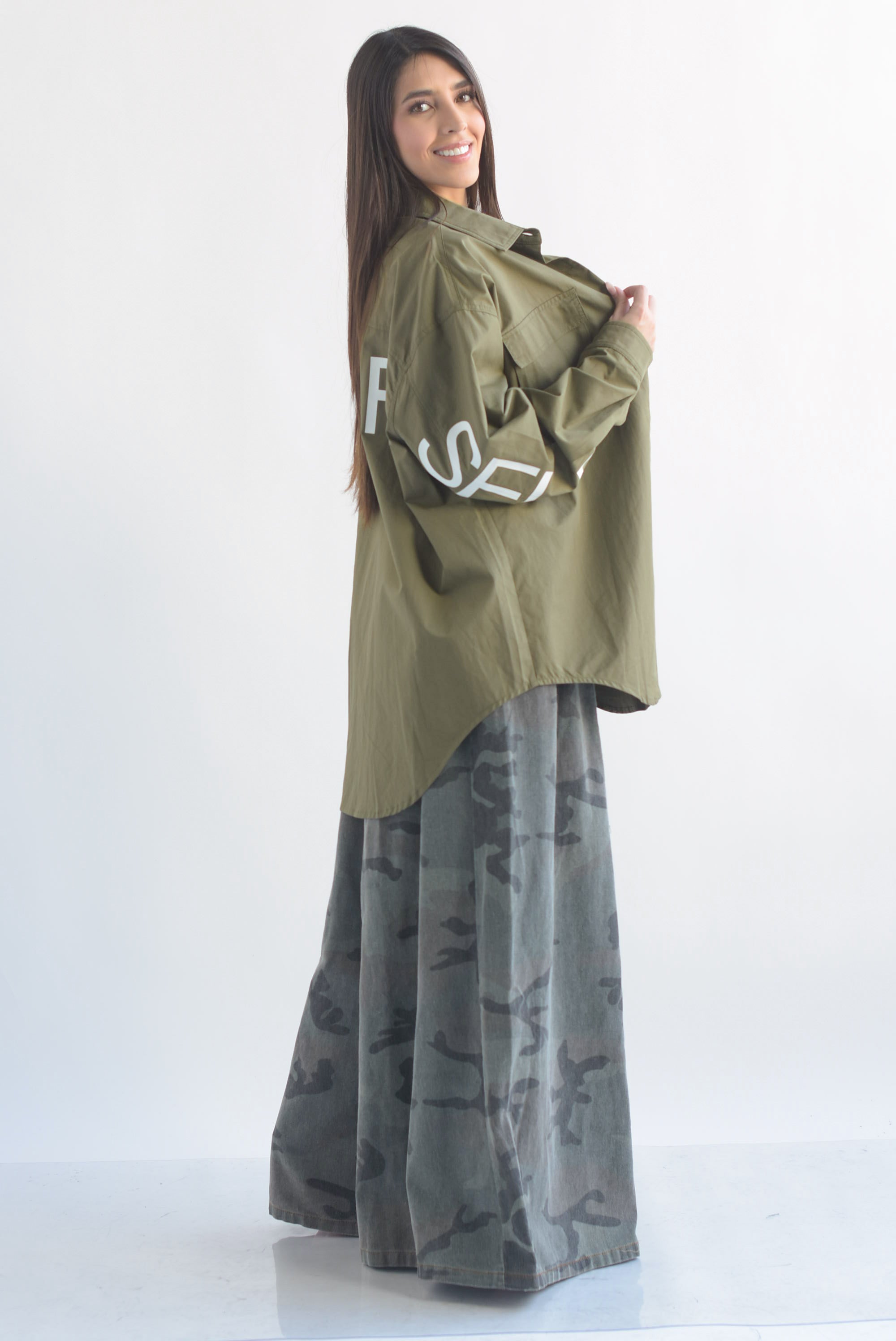 Pantalón pata de elefante denim deslavado camuflaje