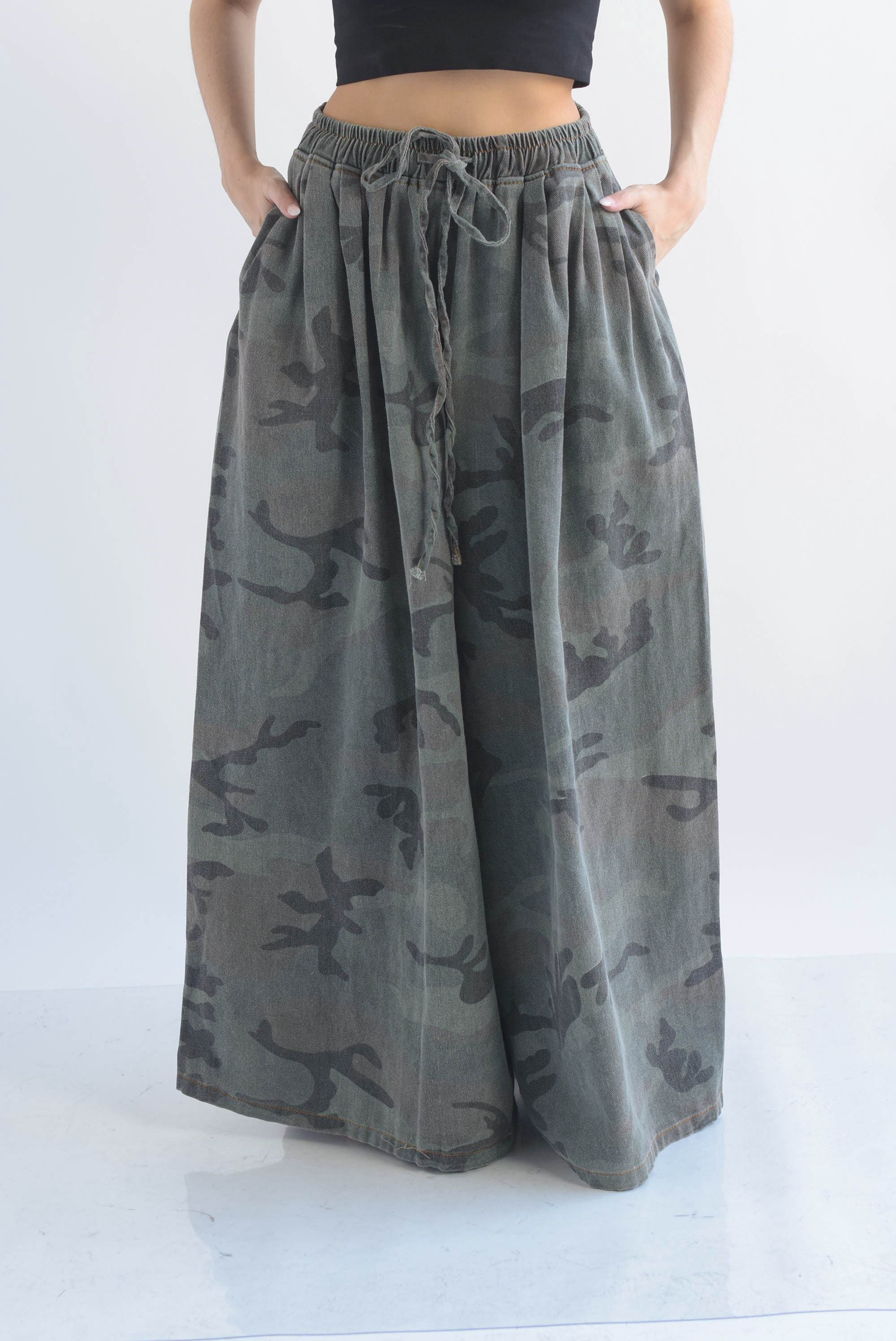 Pantalón pata de elefante denim deslavado camuflaje