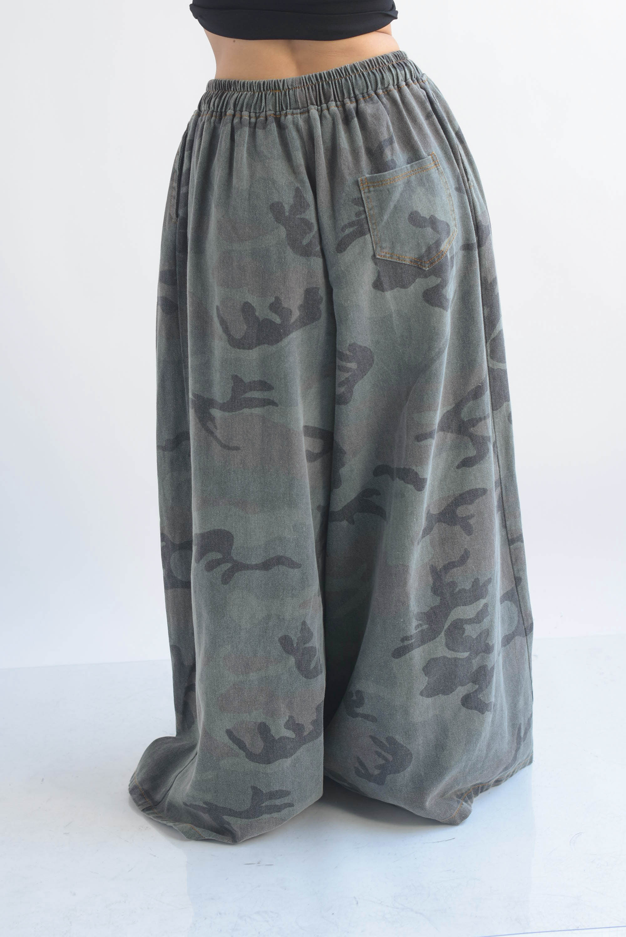 Pantalón pata de elefante denim deslavado camuflaje