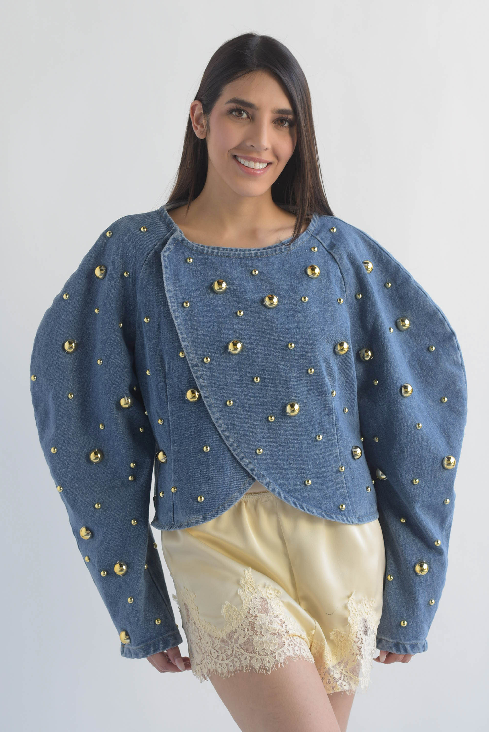 Chamarra Denim mangas globo tachas