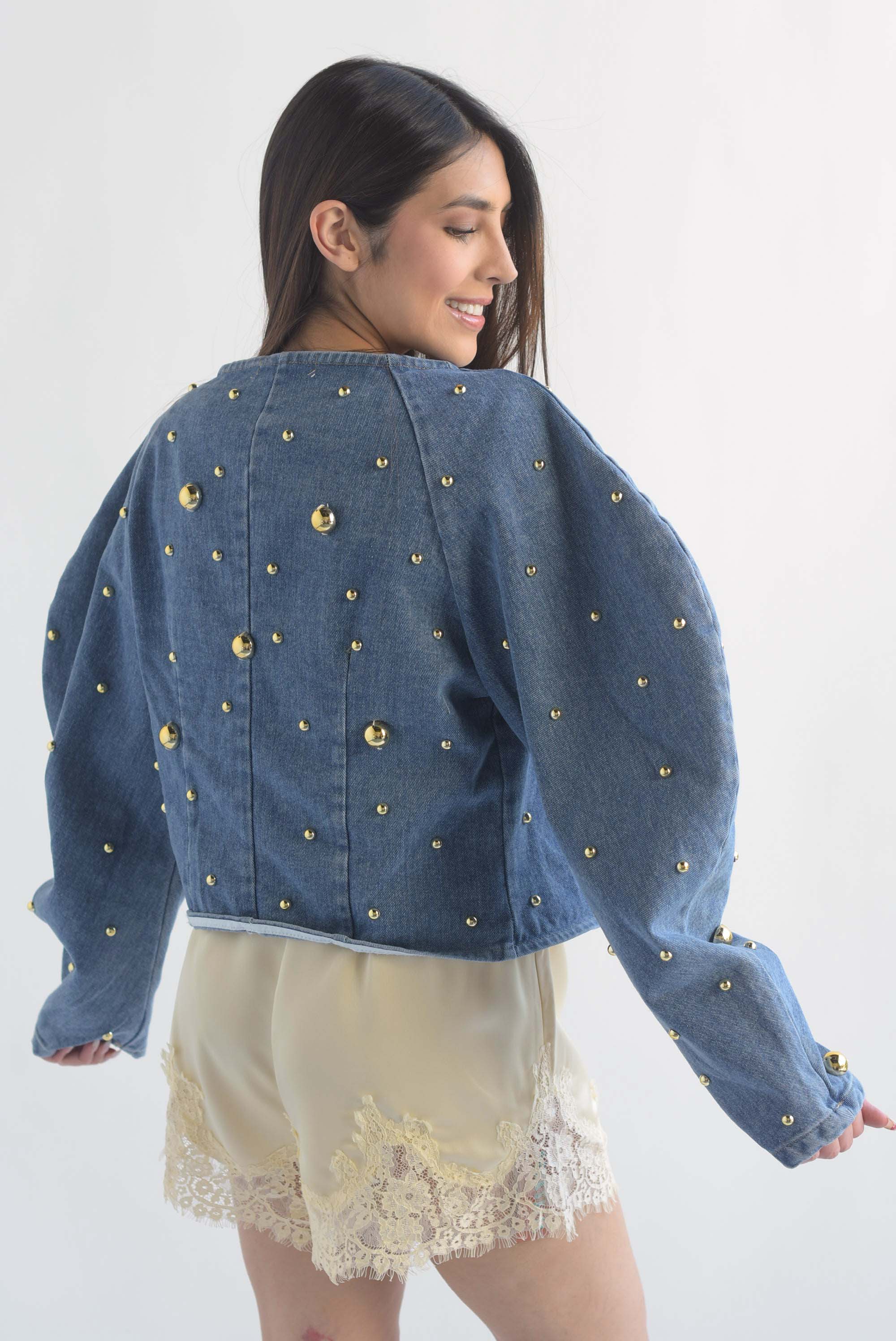 Chamarra Denim mangas globo tachas