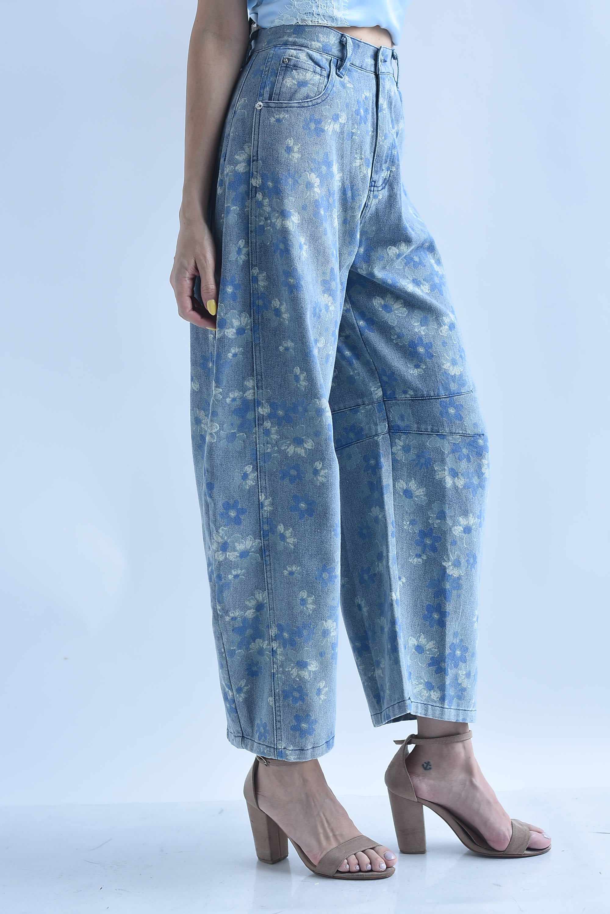 Jeans barrel flores azules