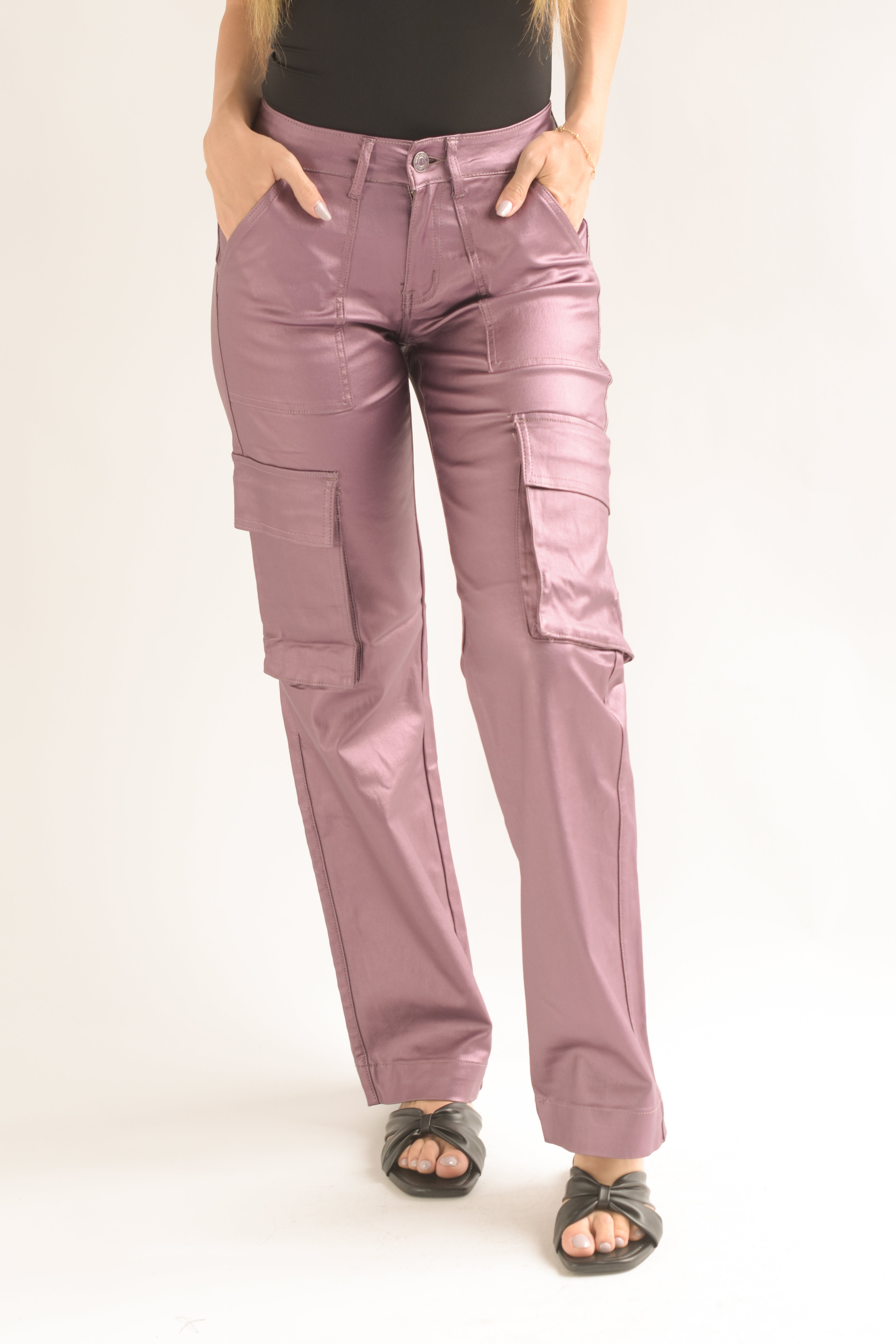 Pantalón vinipiel cargo metalizado Morado