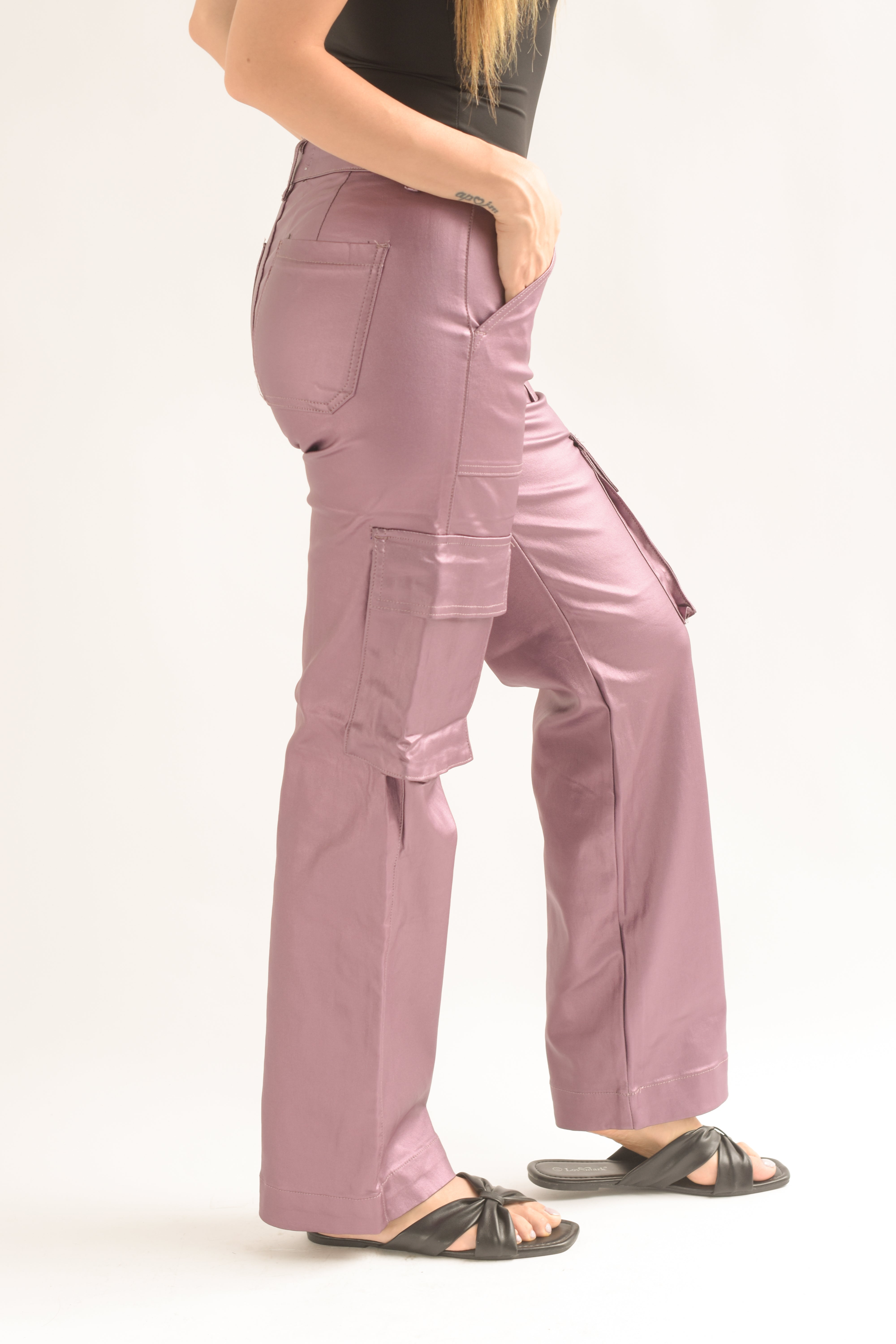 Pantalón vinipiel cargo metalizado Morado