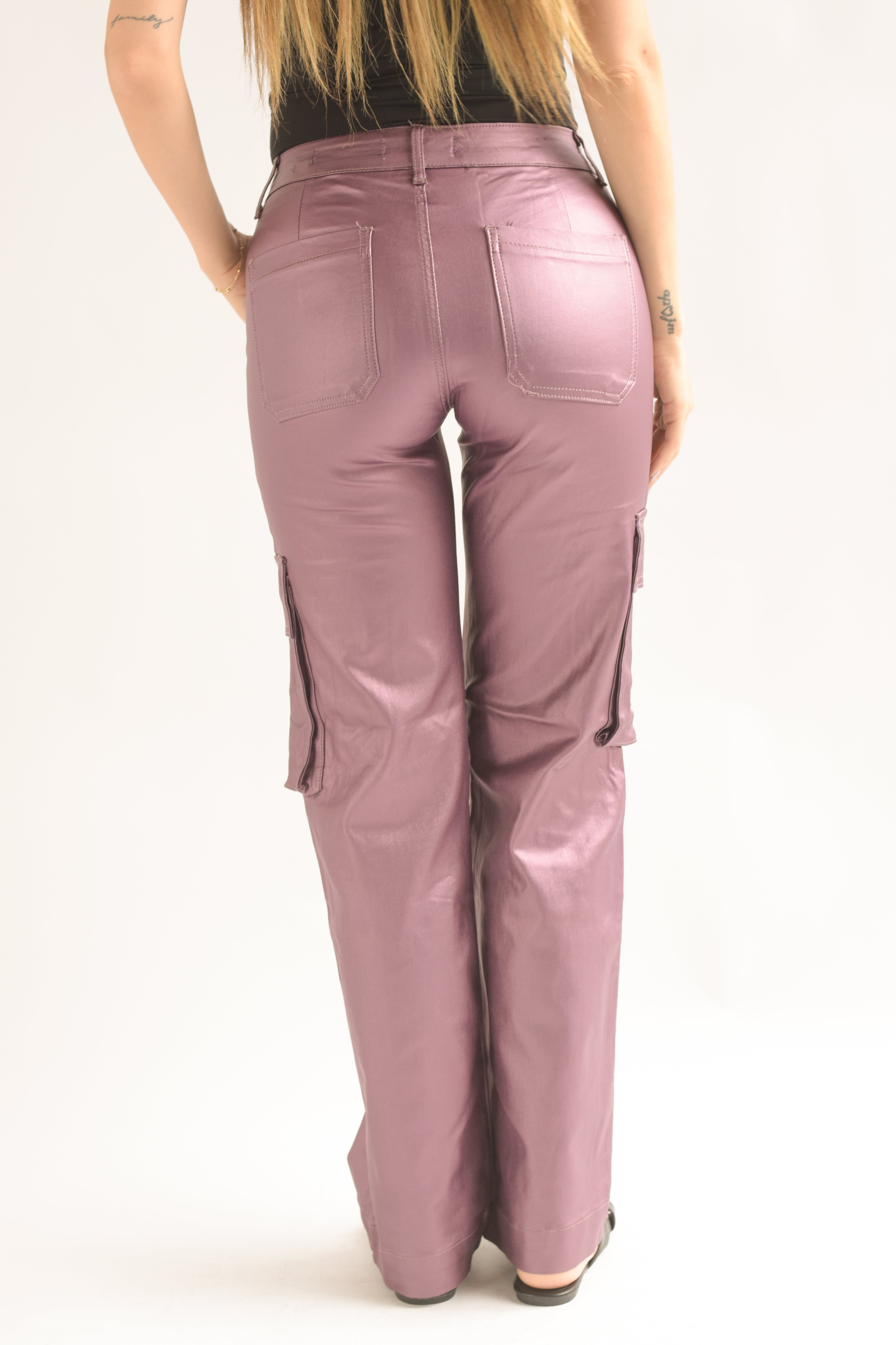 Pantalón vinipiel cargo metalizado Morado