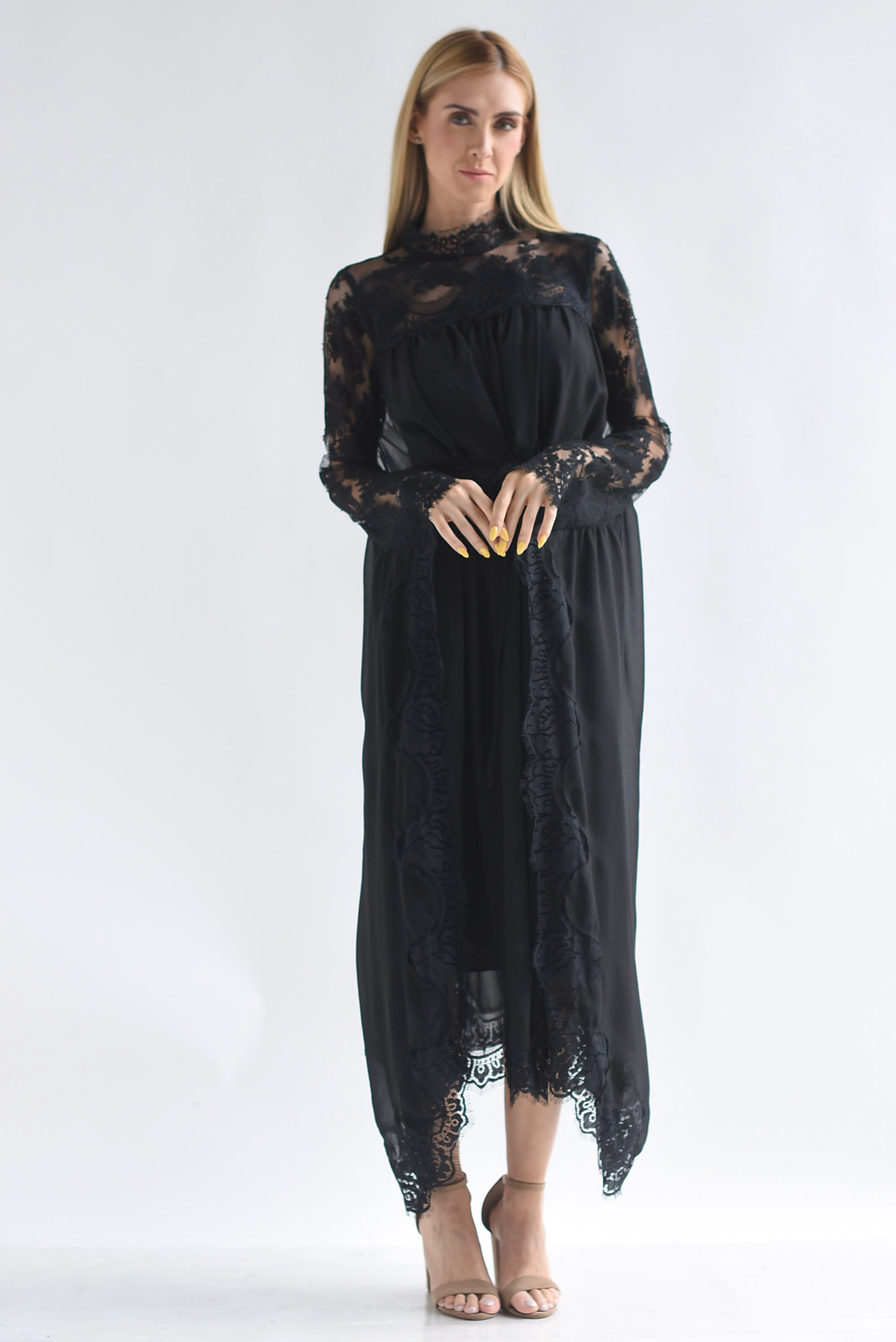 Vestido manga capa con encaje