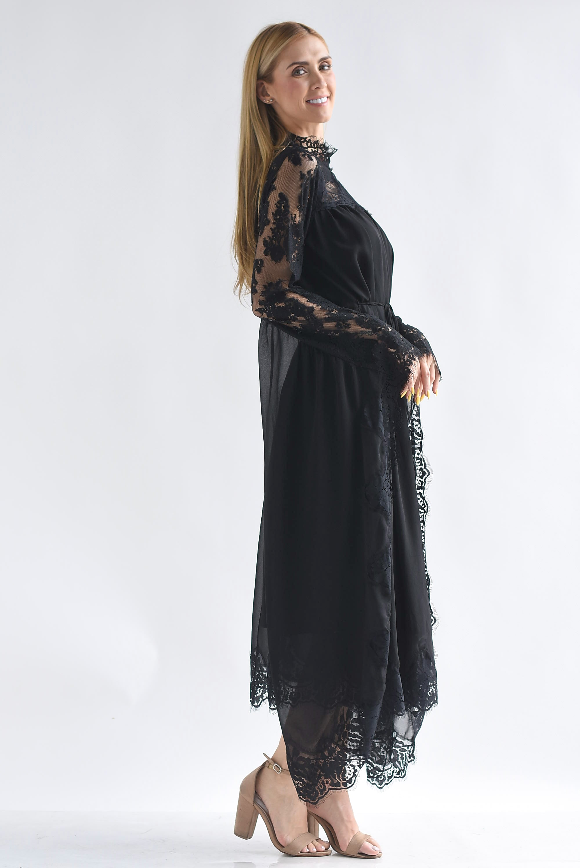 Vestido manga capa con encaje