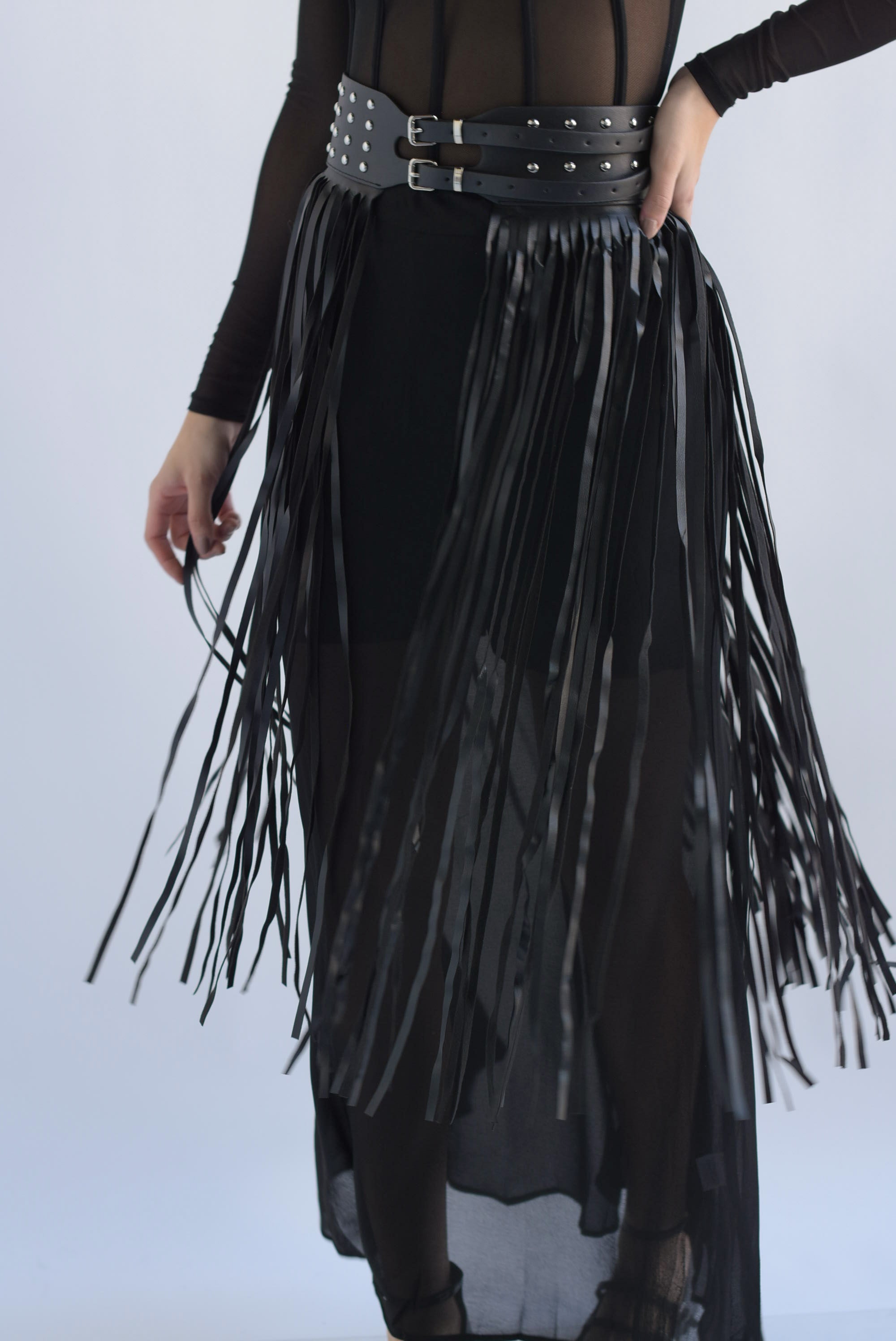 Cinturón flecos y tachas plata Negro