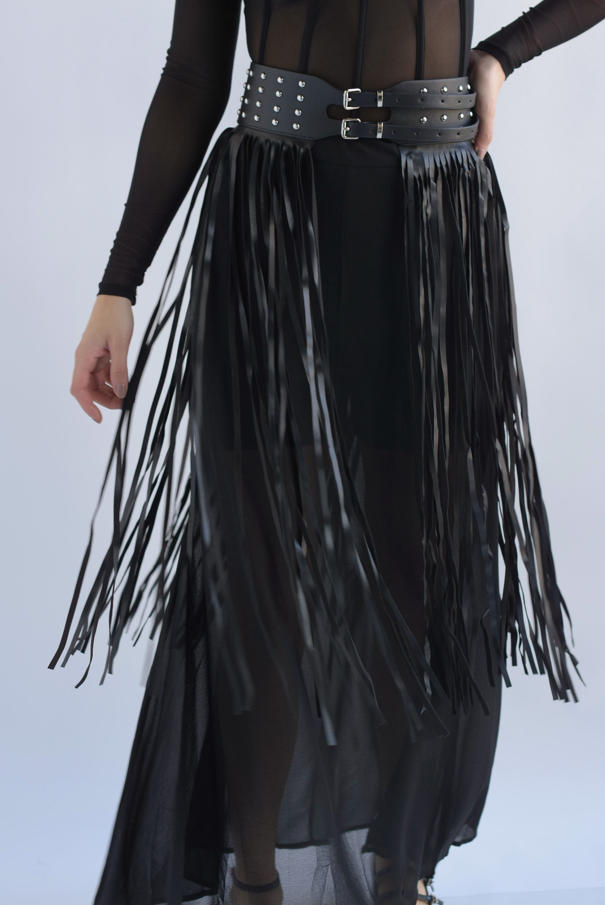 Cinturón flecos y tachas plata Negro
