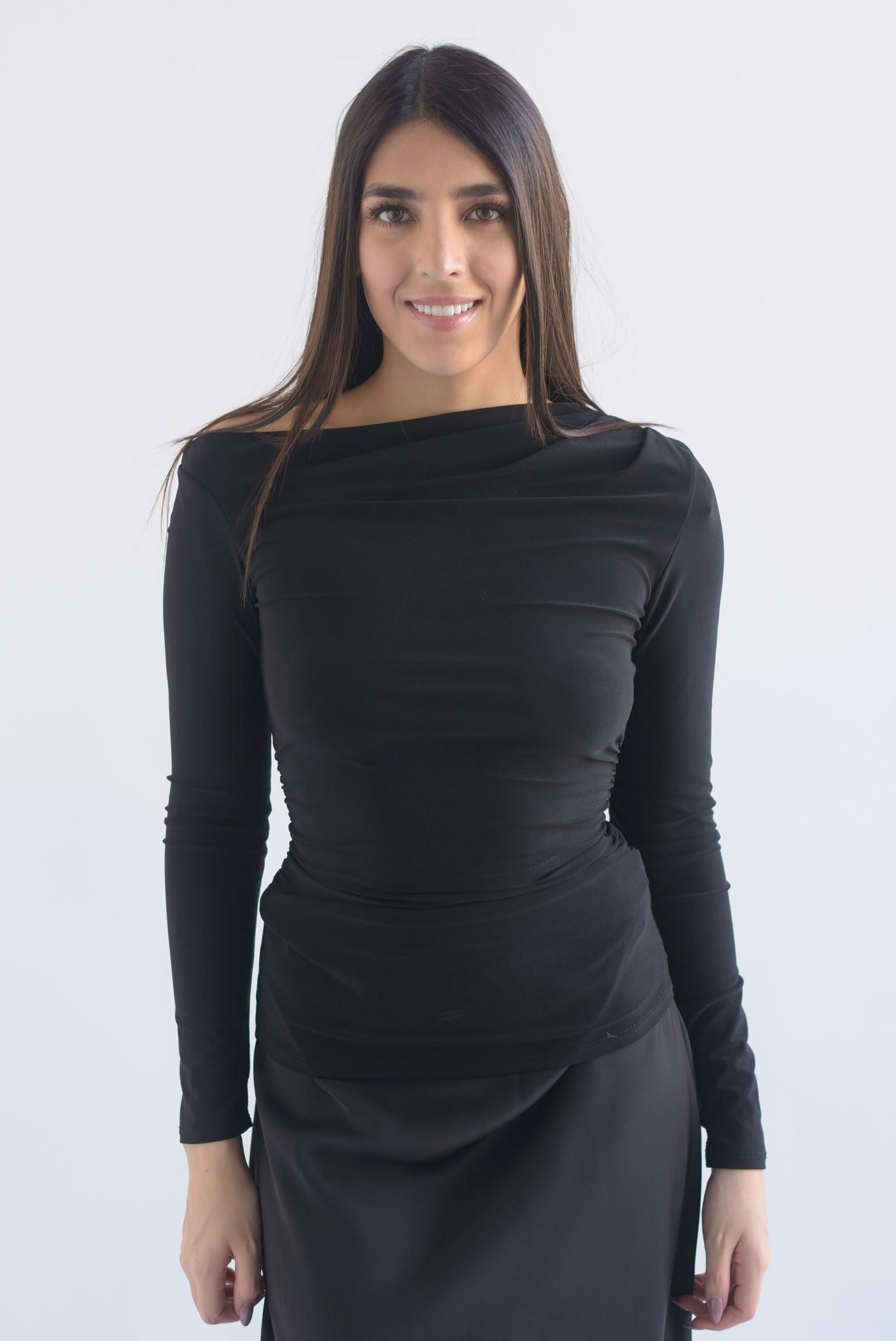 Blusa cuello ojal hombro descubierto