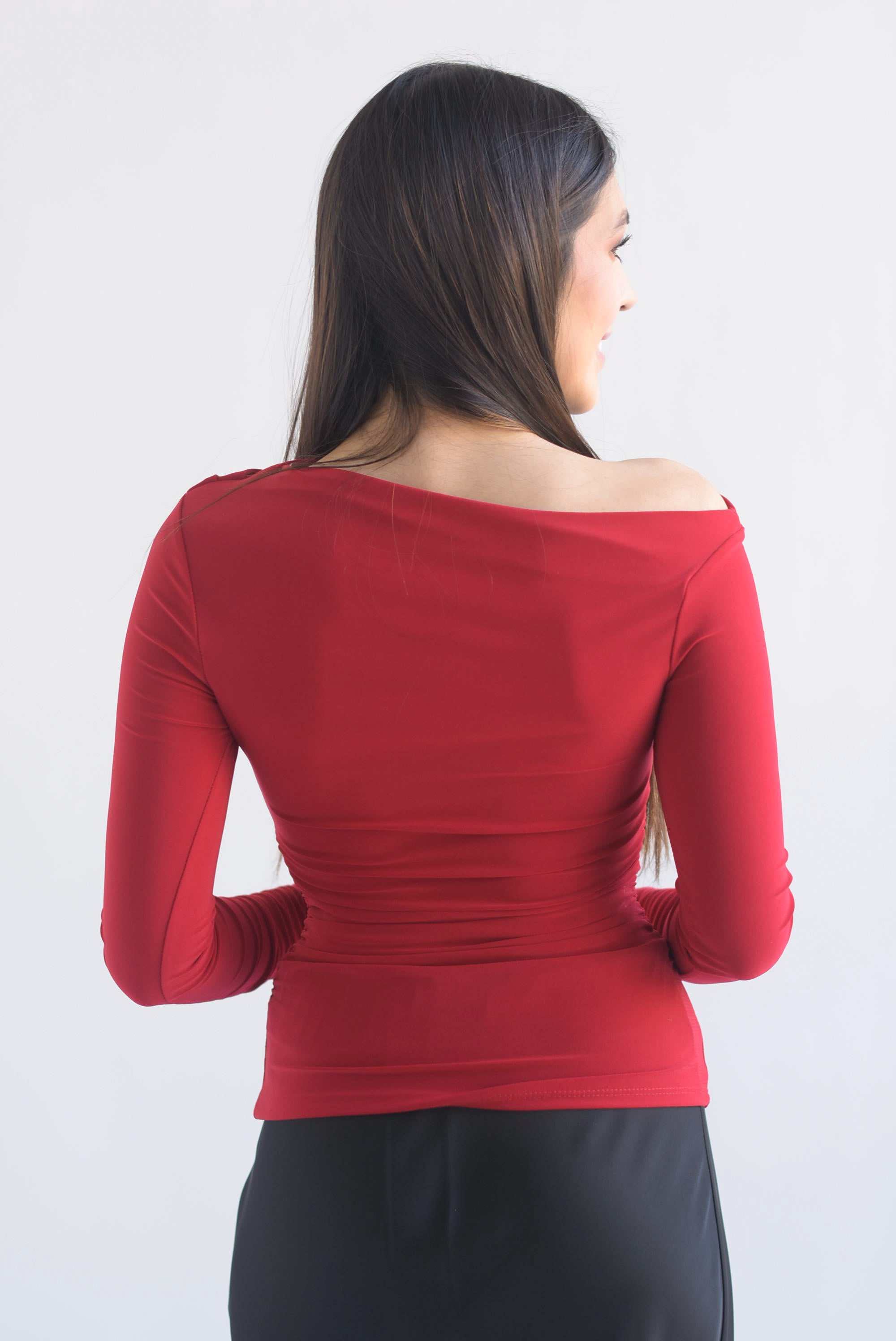 Blusa cuello ojal hombro descubierto