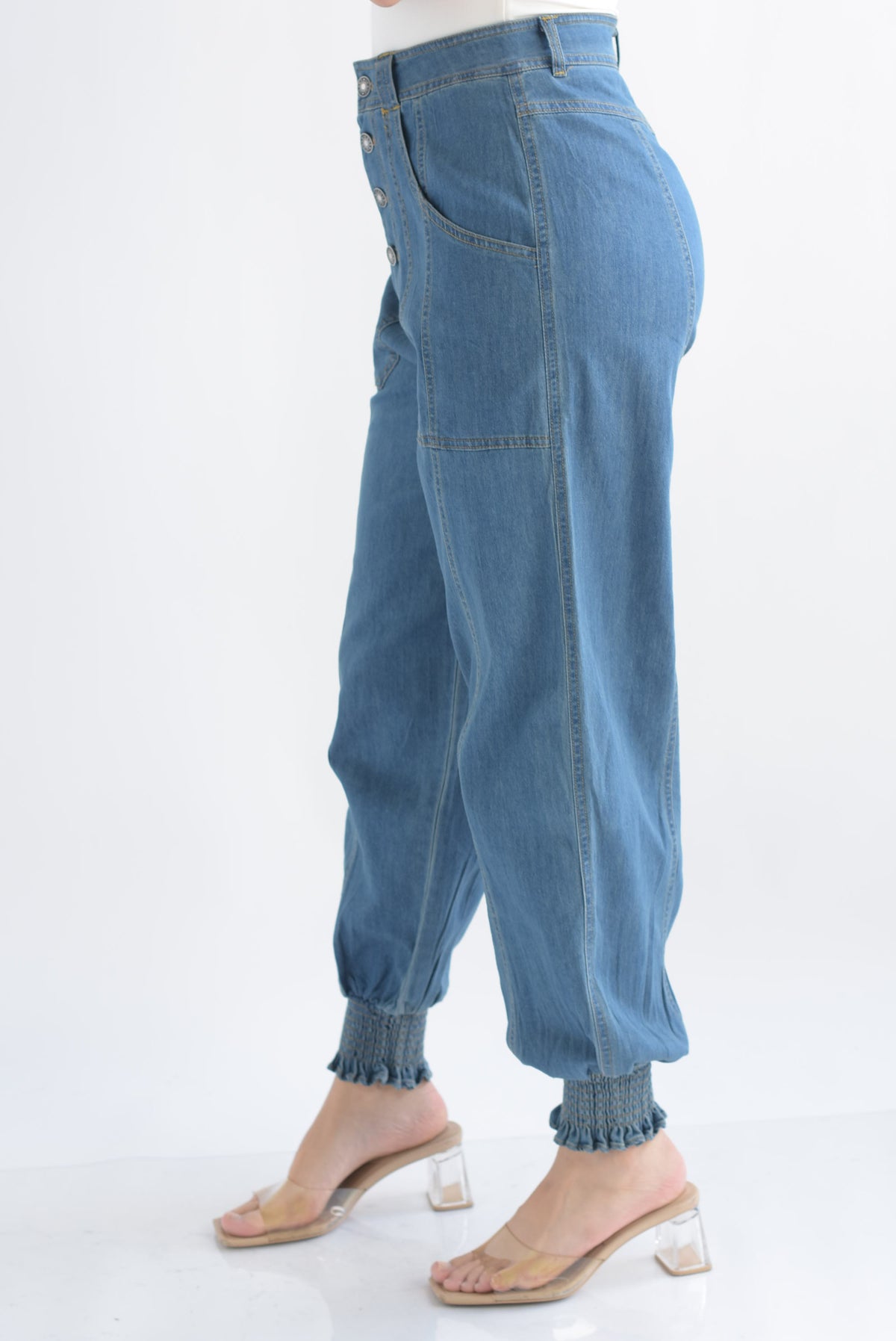 Jeans globo botones tobillo elástico
