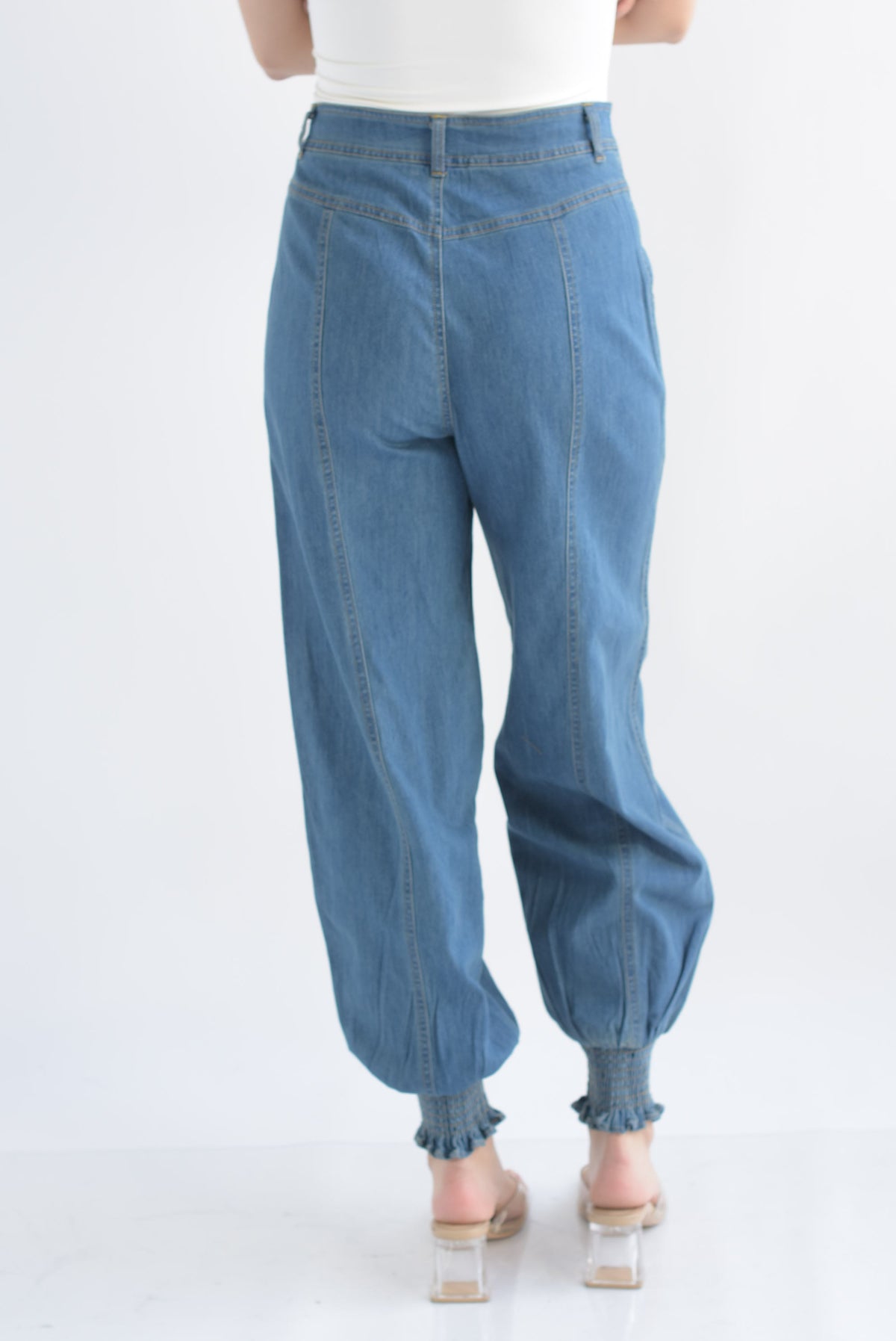 Jeans globo botones tobillo elástico