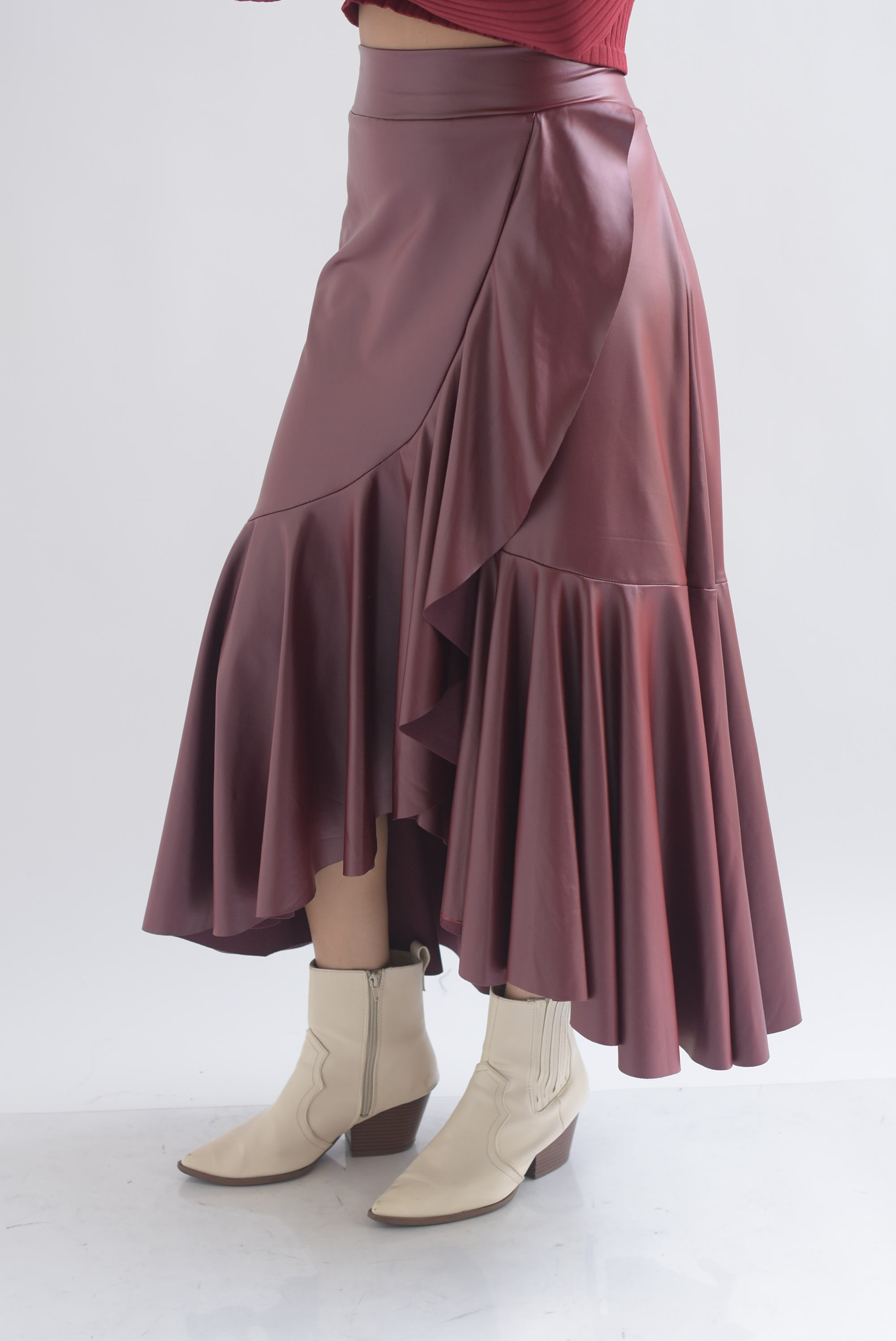 Falda vinipiel olán envolvente