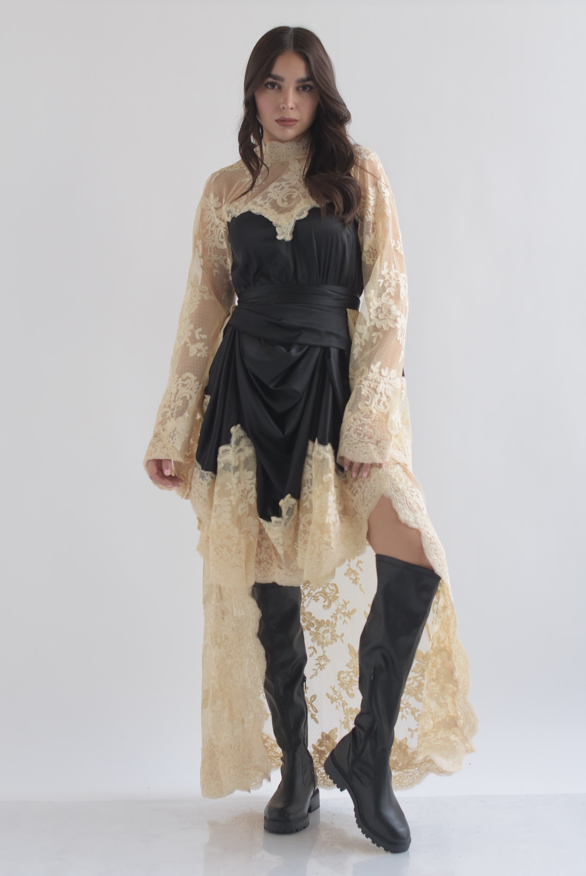 Vestido satín cauda encaje