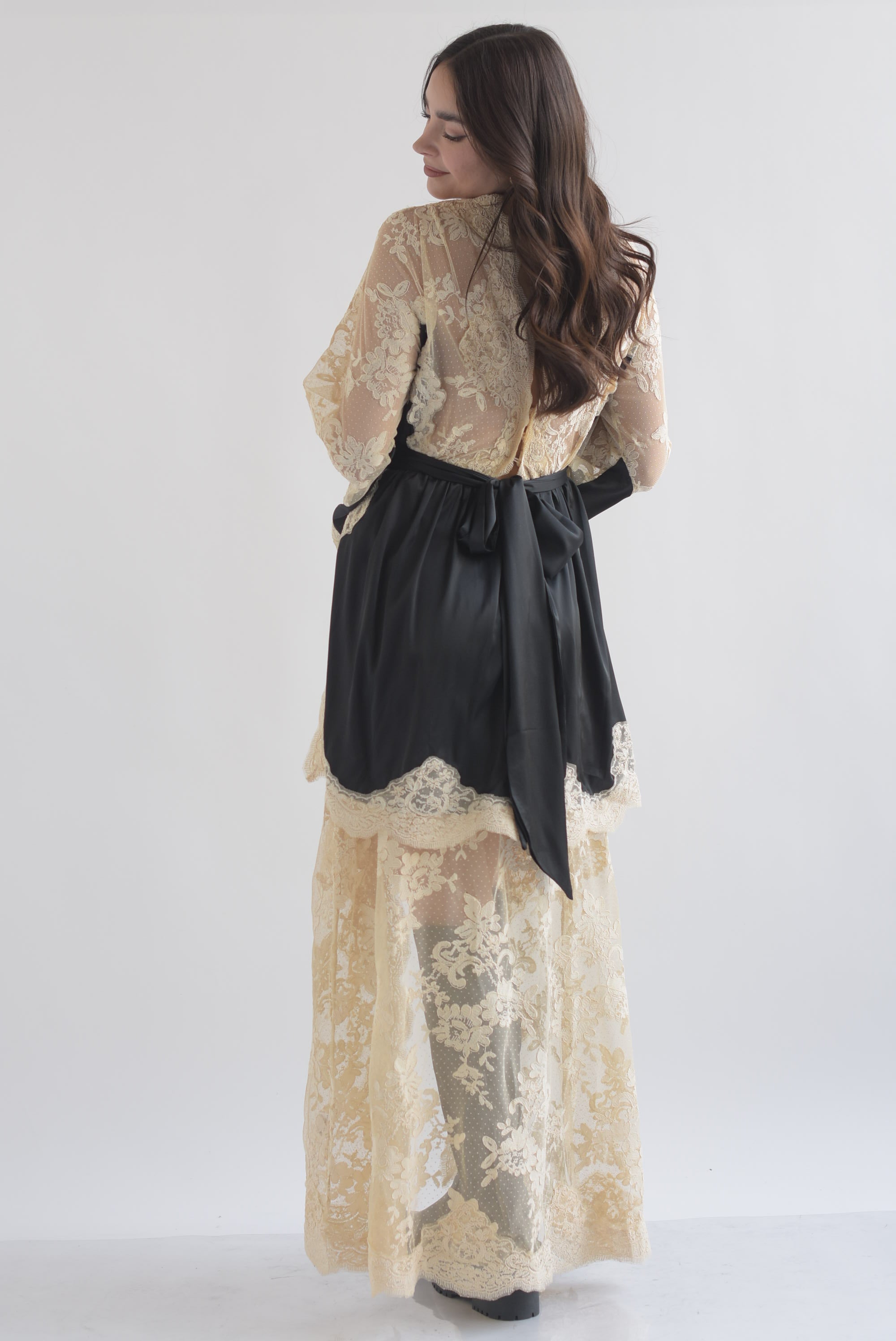 Vestido satín cauda encaje