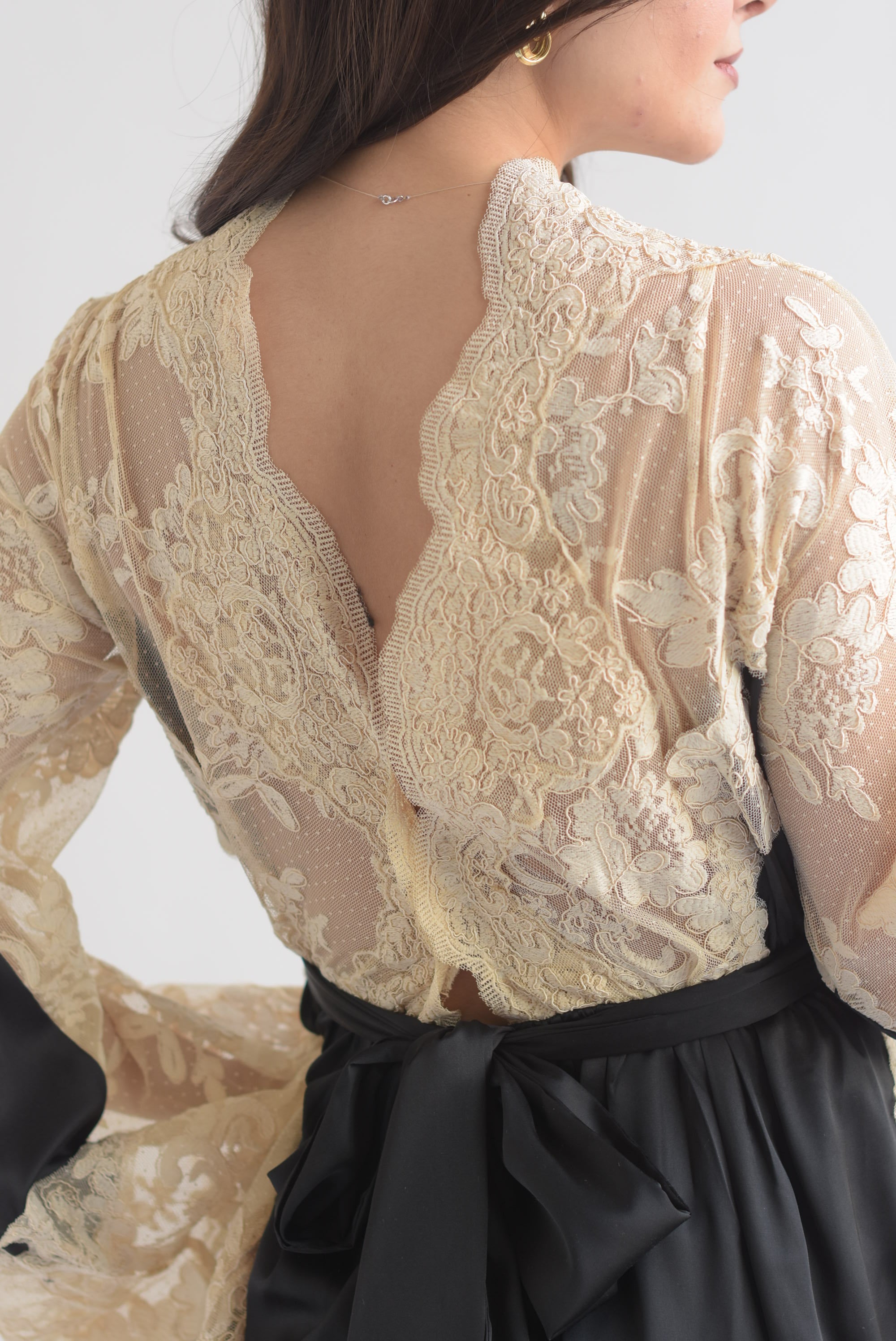 Vestido satín cauda encaje