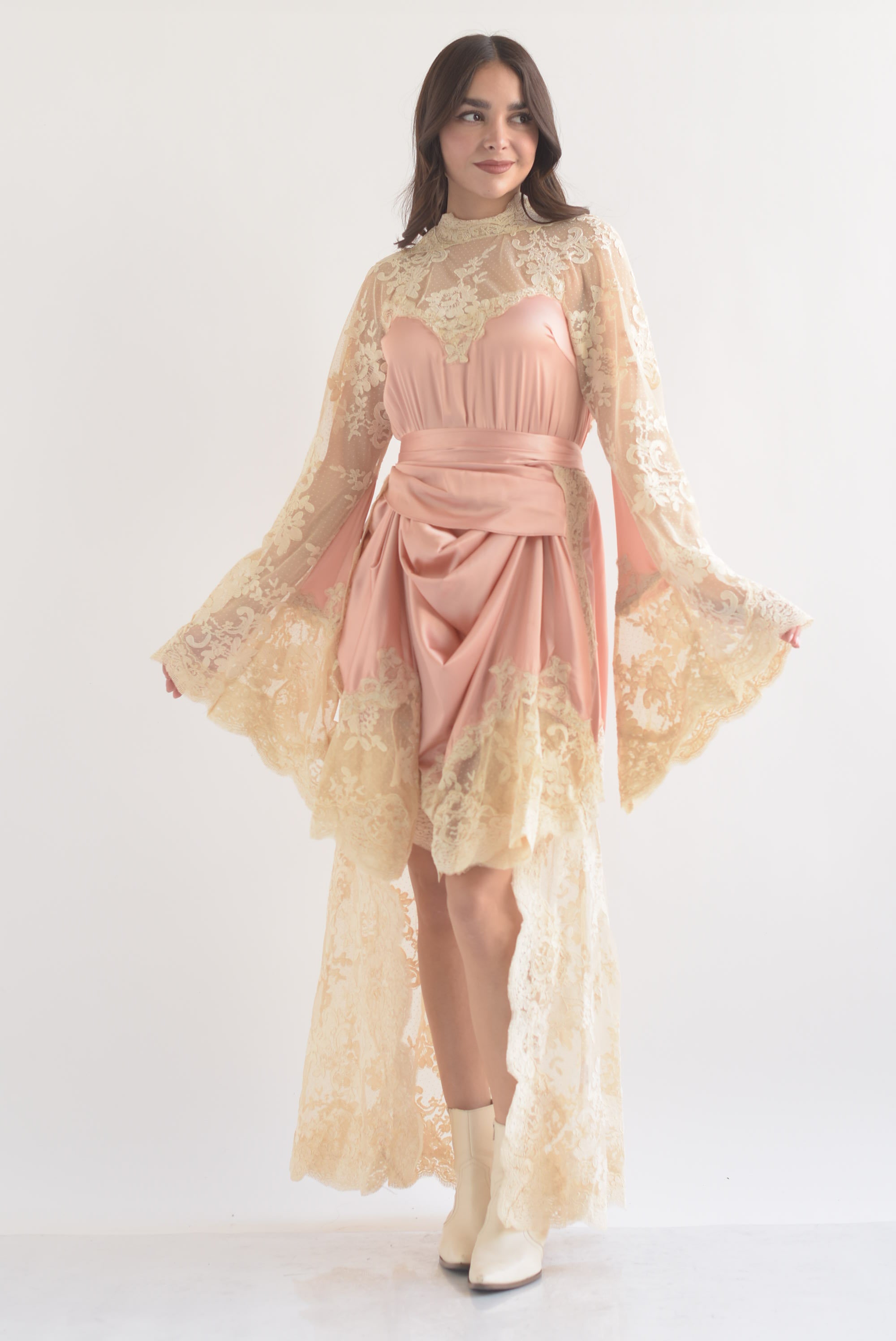 Vestido satín cauda encaje