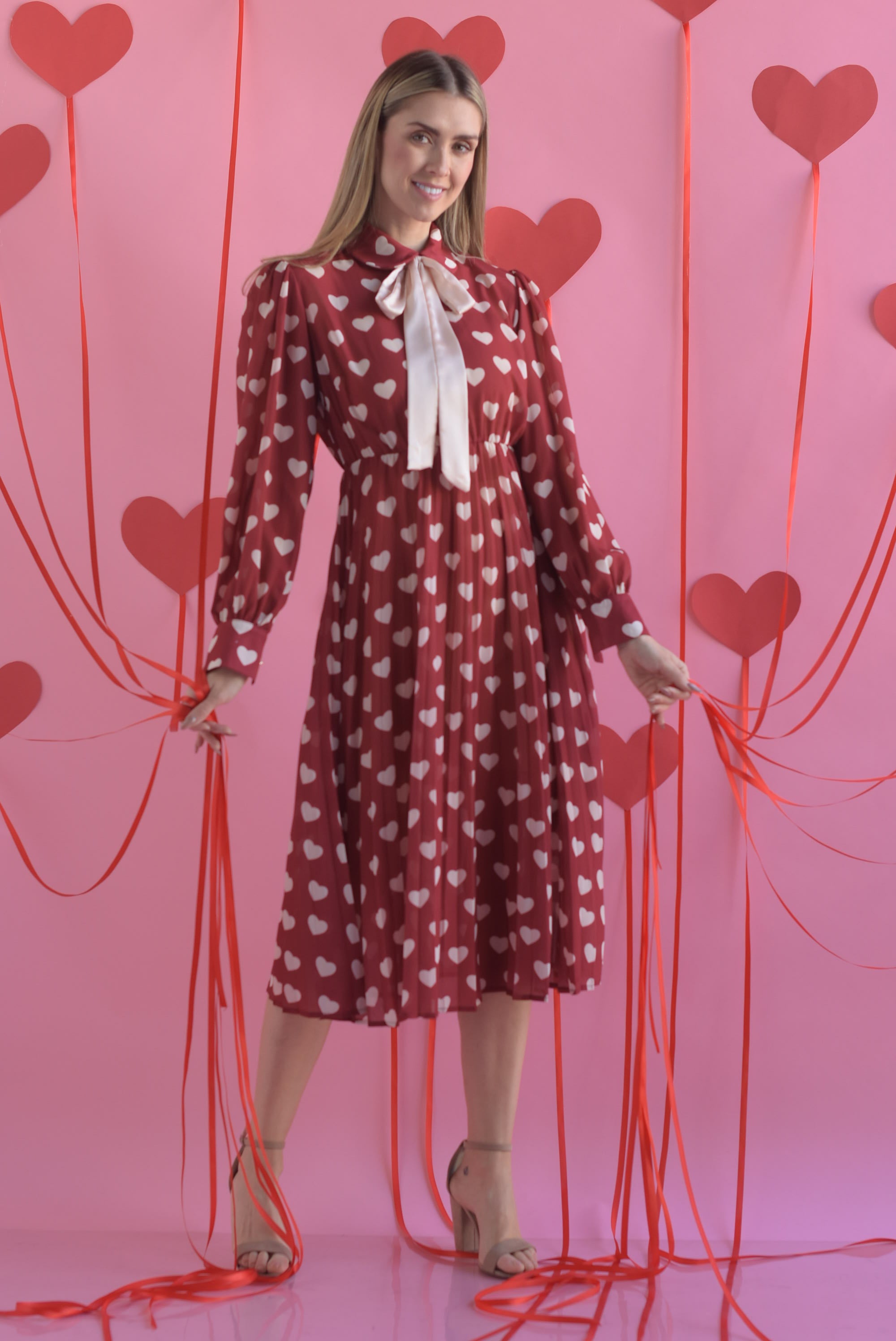 Vestido plisado con estampado en corazones
