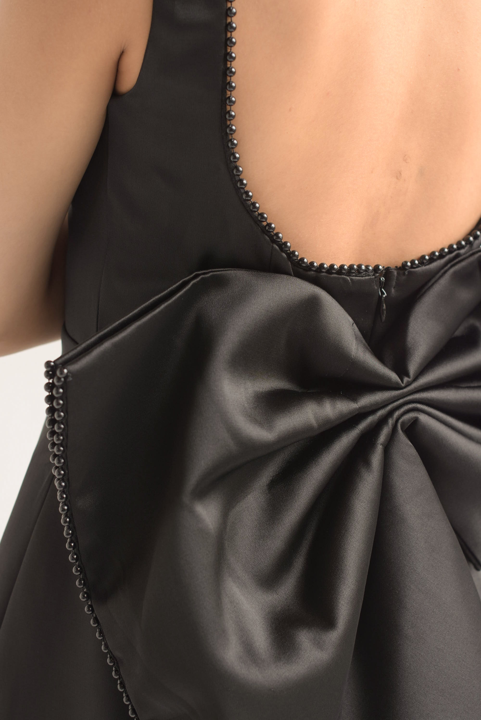 Vestido corto moño espalda Negro