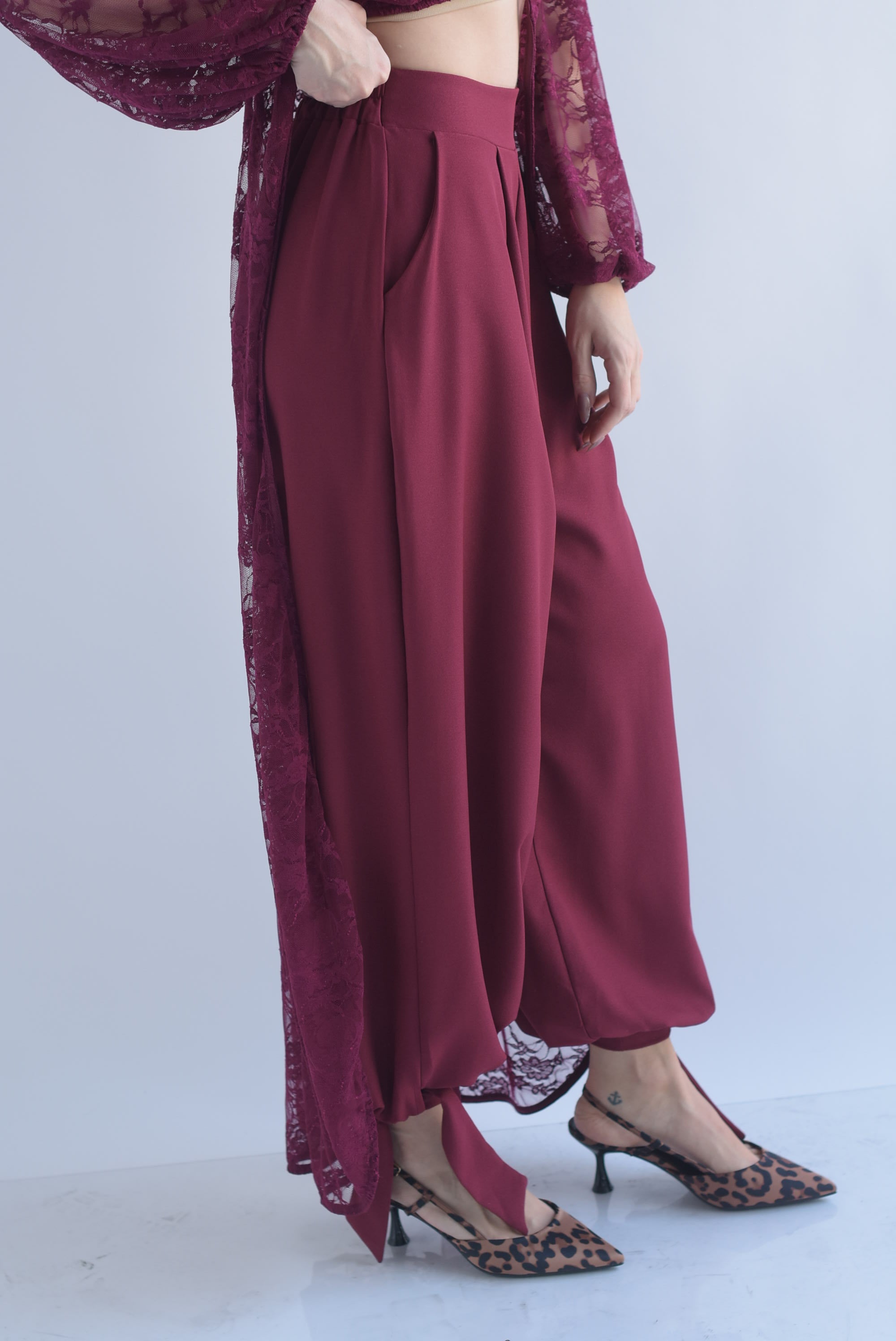 Pantalón globo tobillos anchos cinta