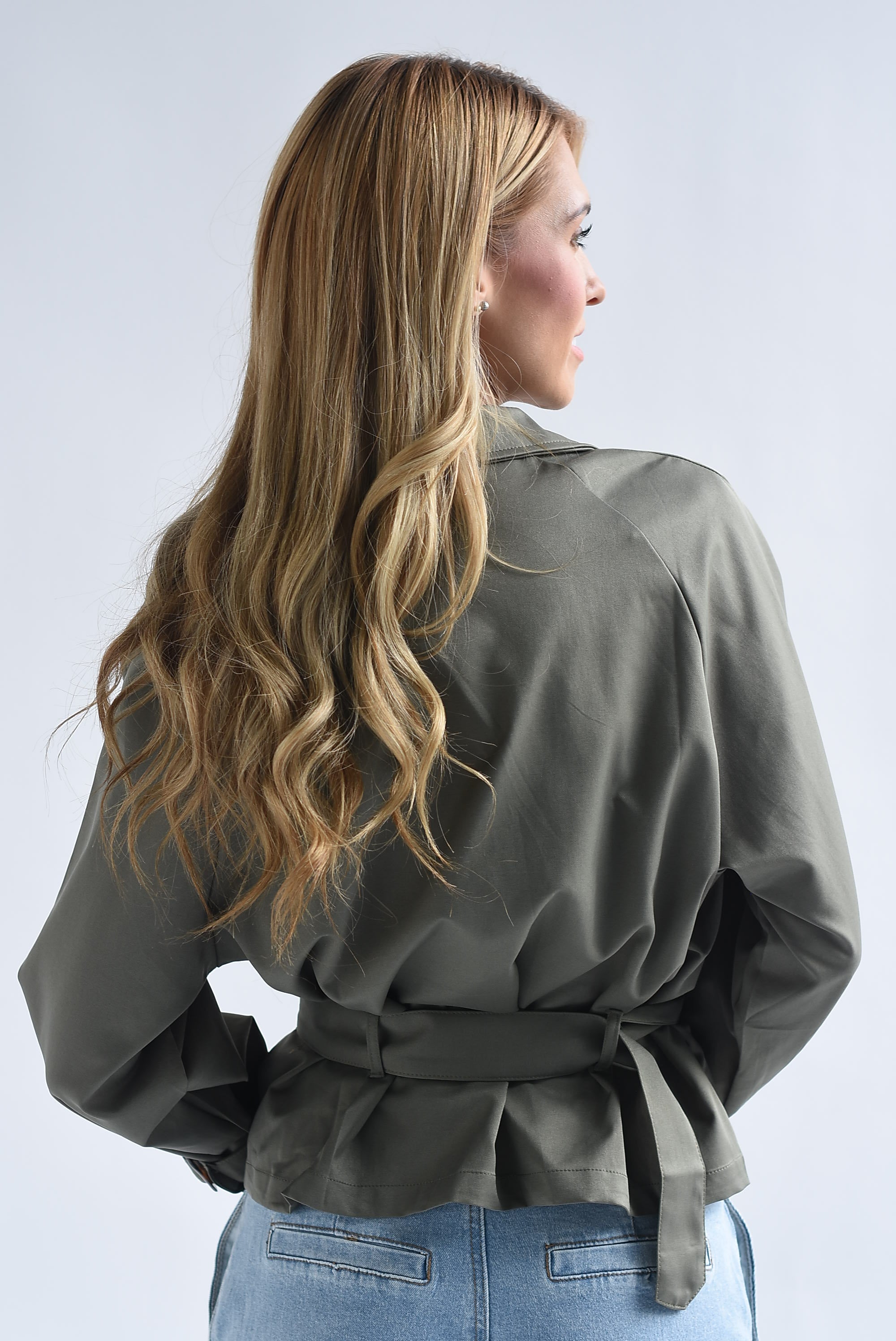 Gabardina corta botones cruzados cinturones