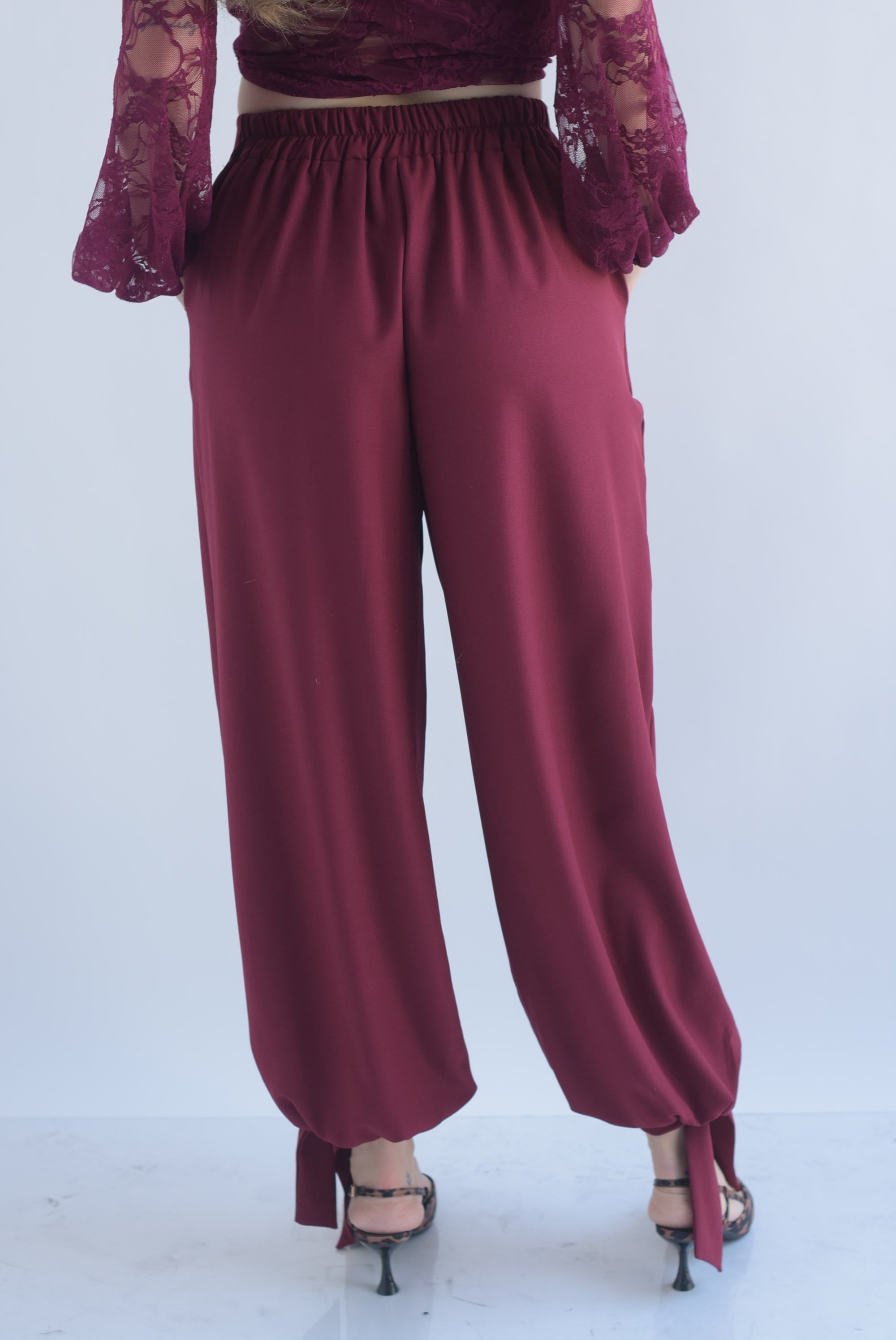 Pantalón globo tobillos anchos cinta