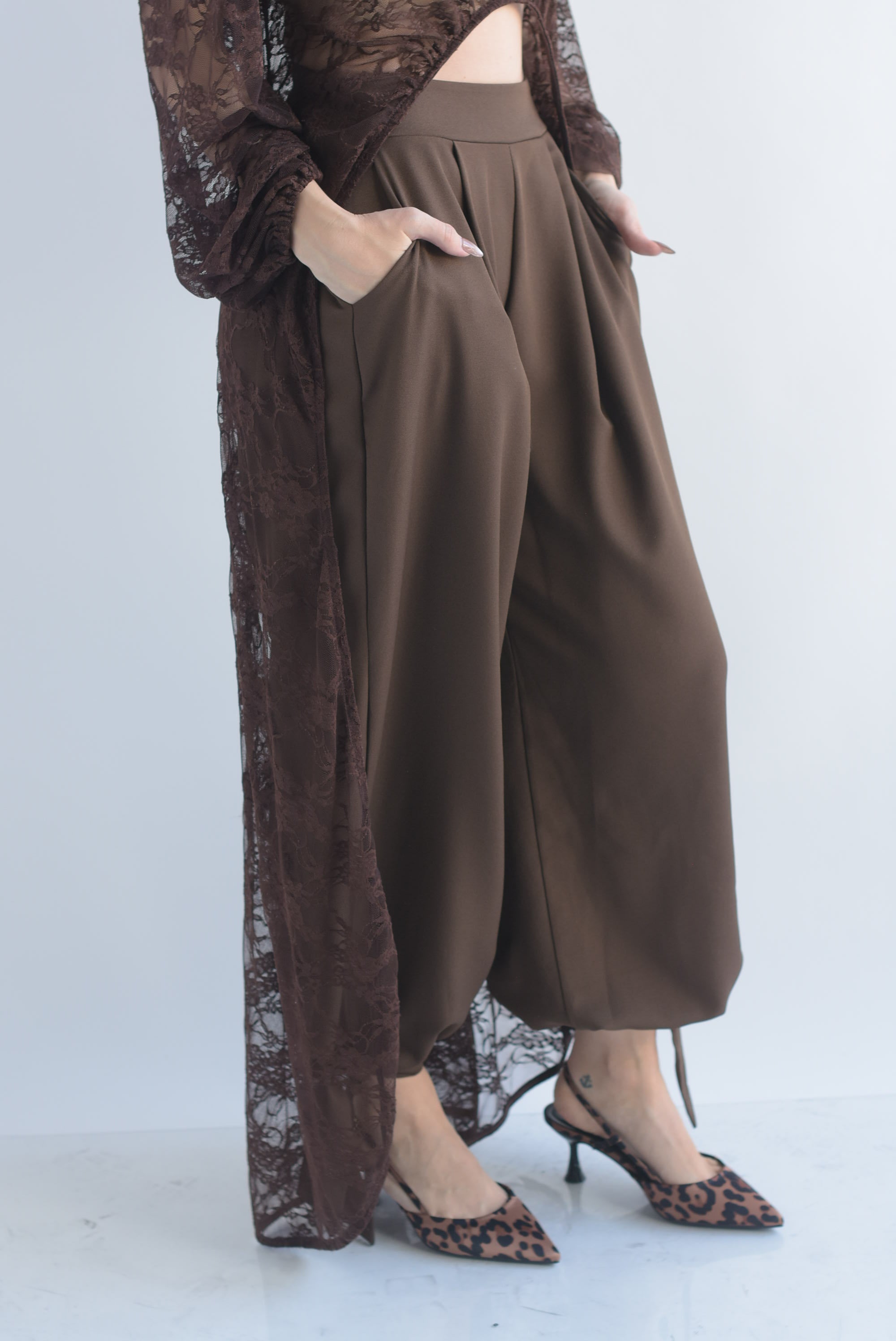 Pantalón globo tobillos anchos cinta