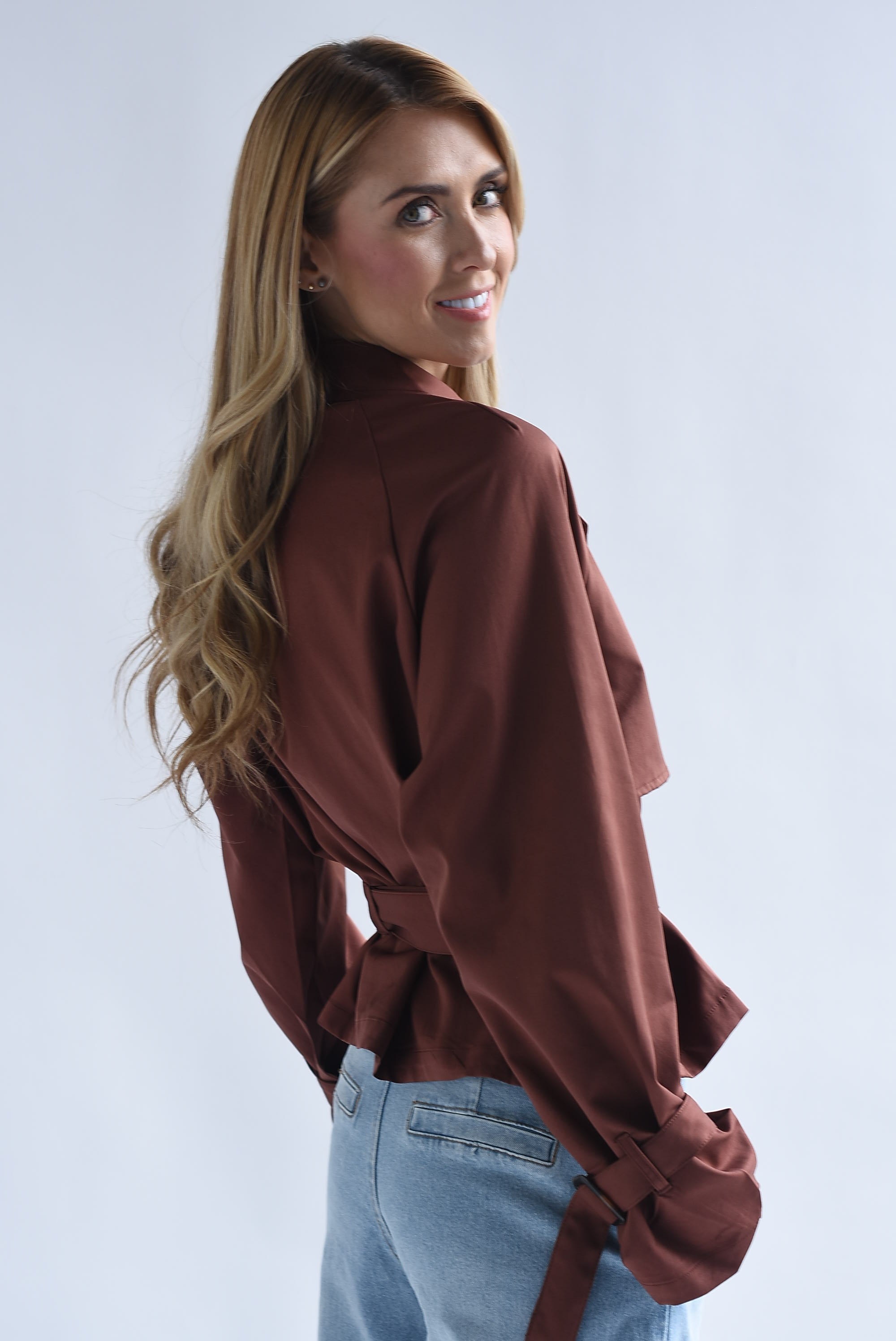 Gabardina corta botones cruzados cinturones