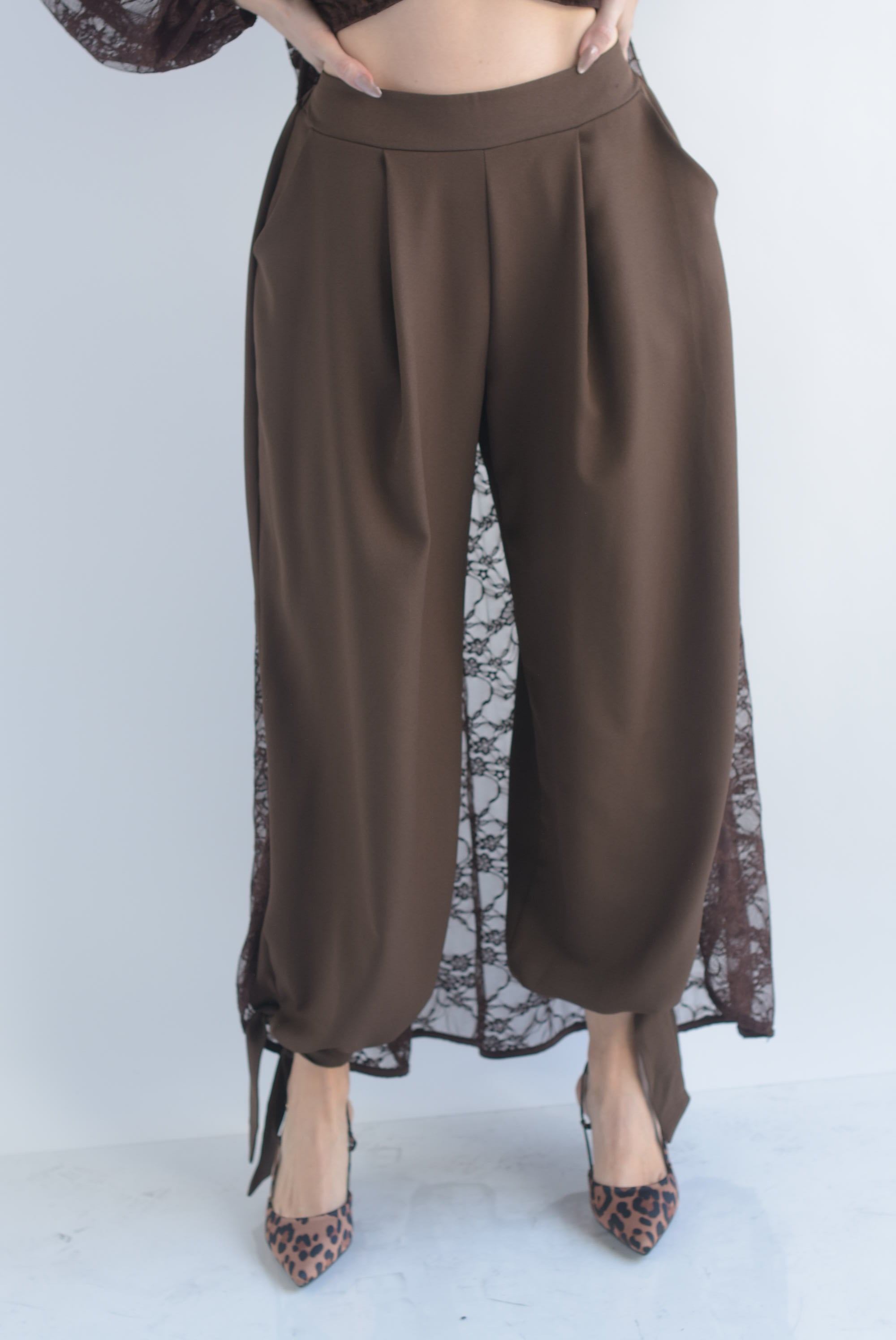 Pantalón globo tobillos anchos cinta