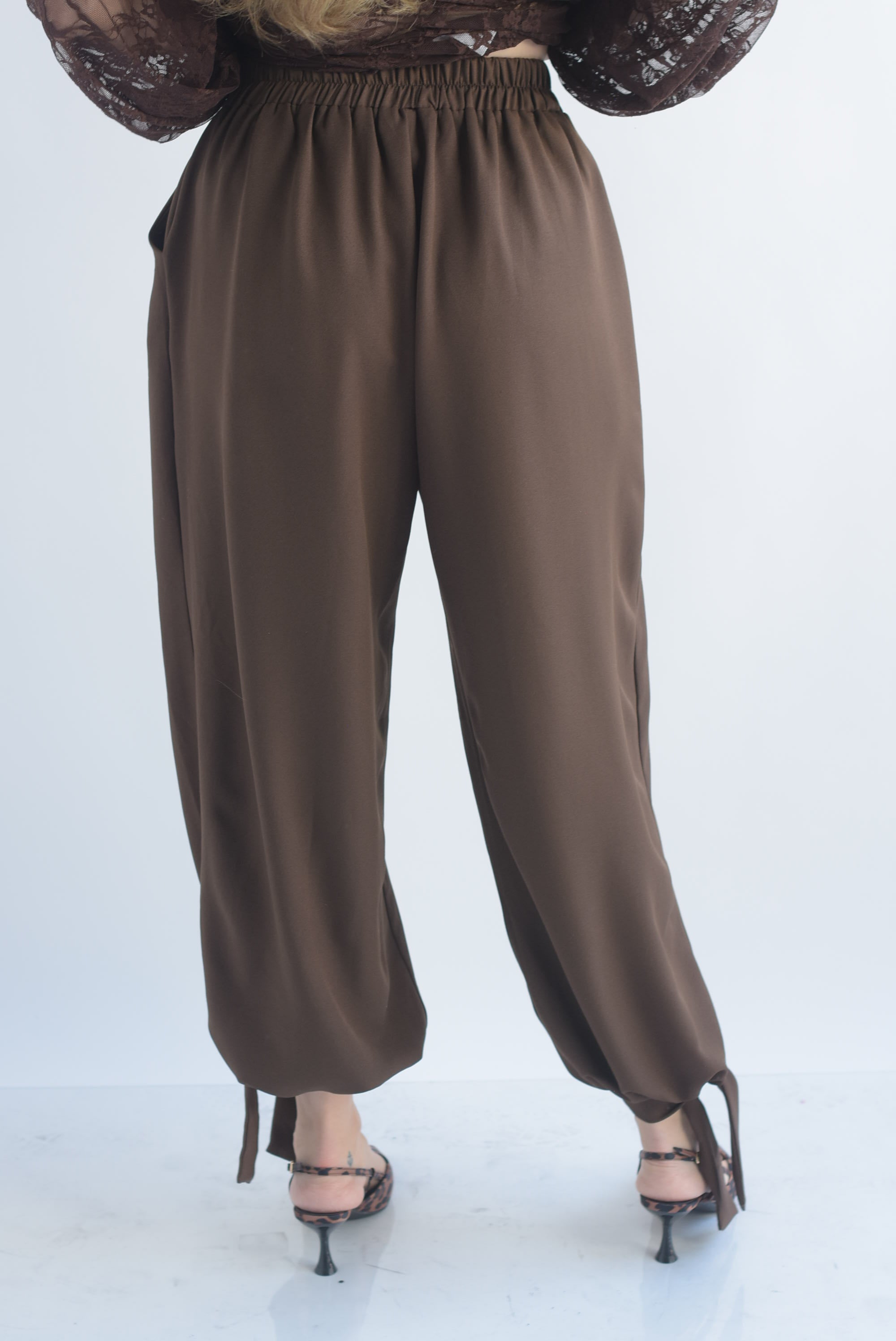 Pantalón globo tobillos anchos cinta