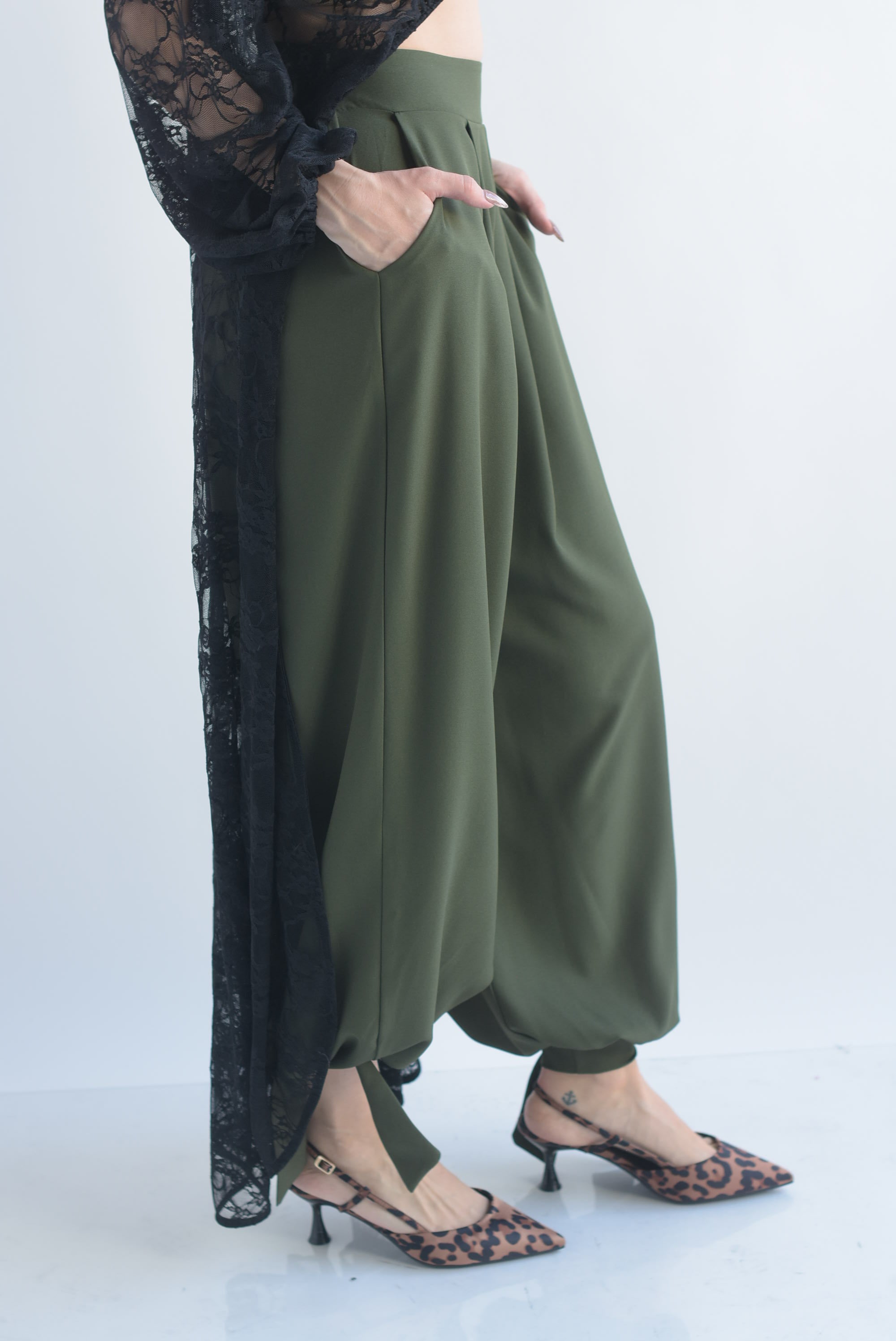 Pantalón globo tobillos anchos cinta