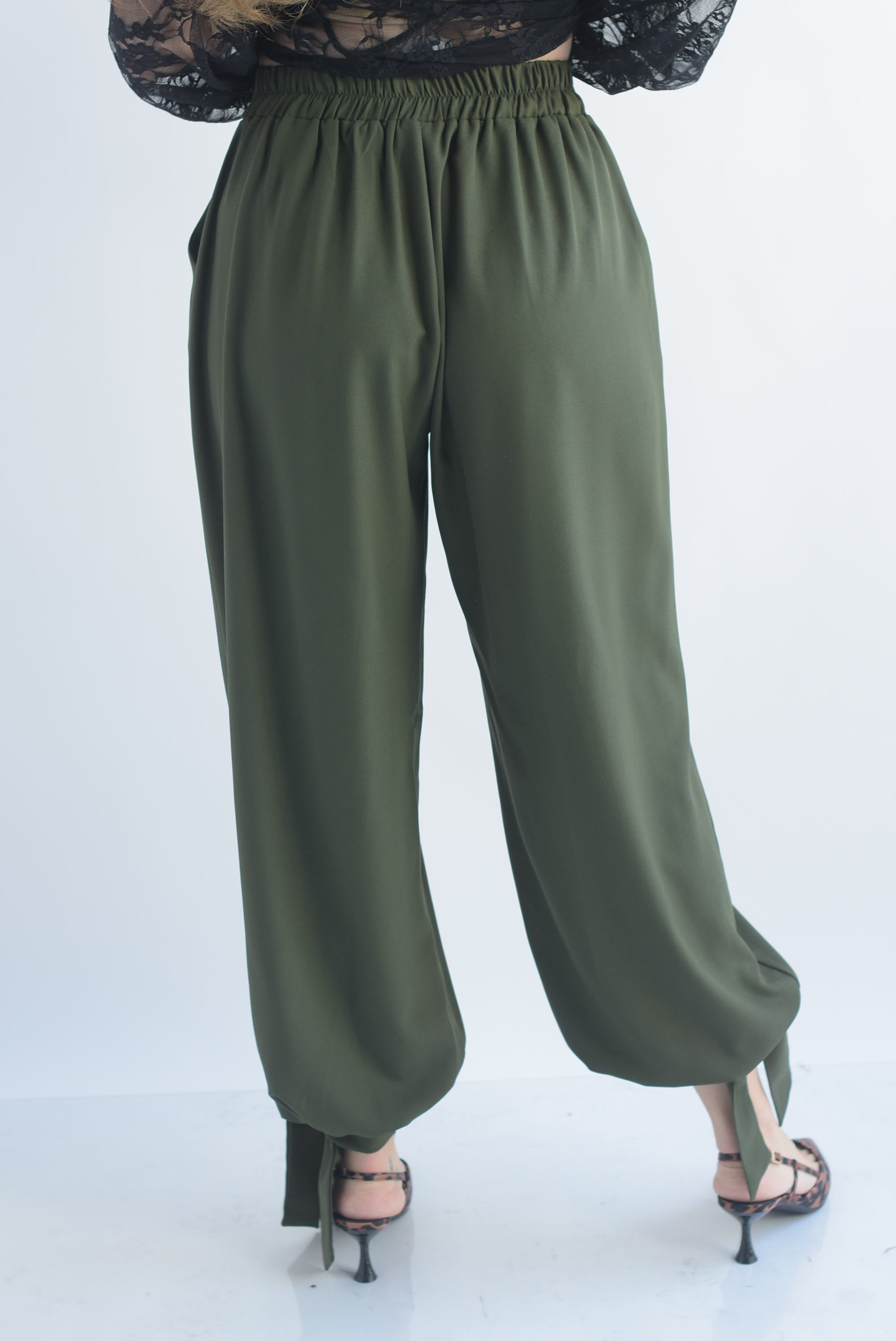 Pantalón globo tobillos anchos cinta