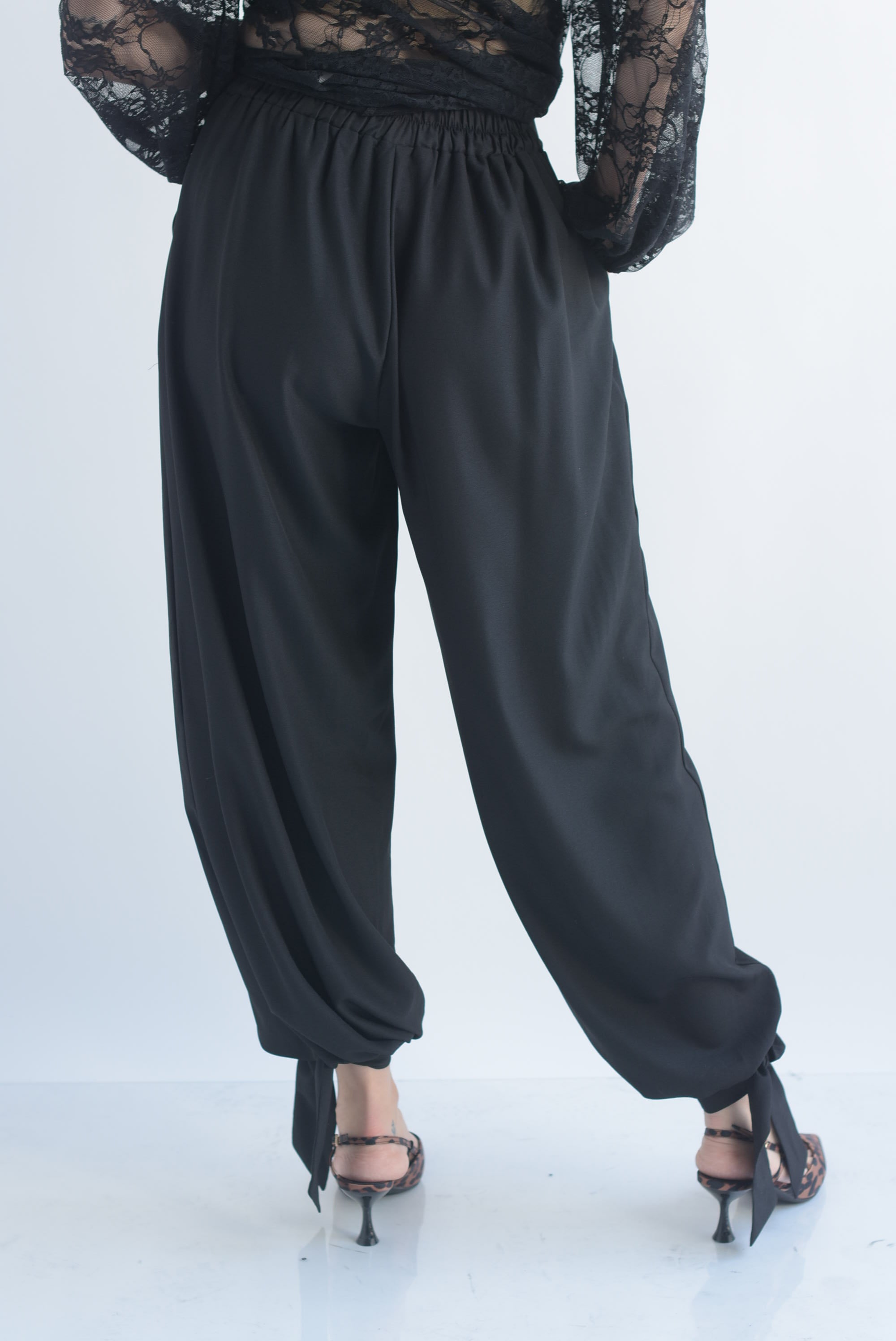 Pantalón globo tobillos anchos cinta