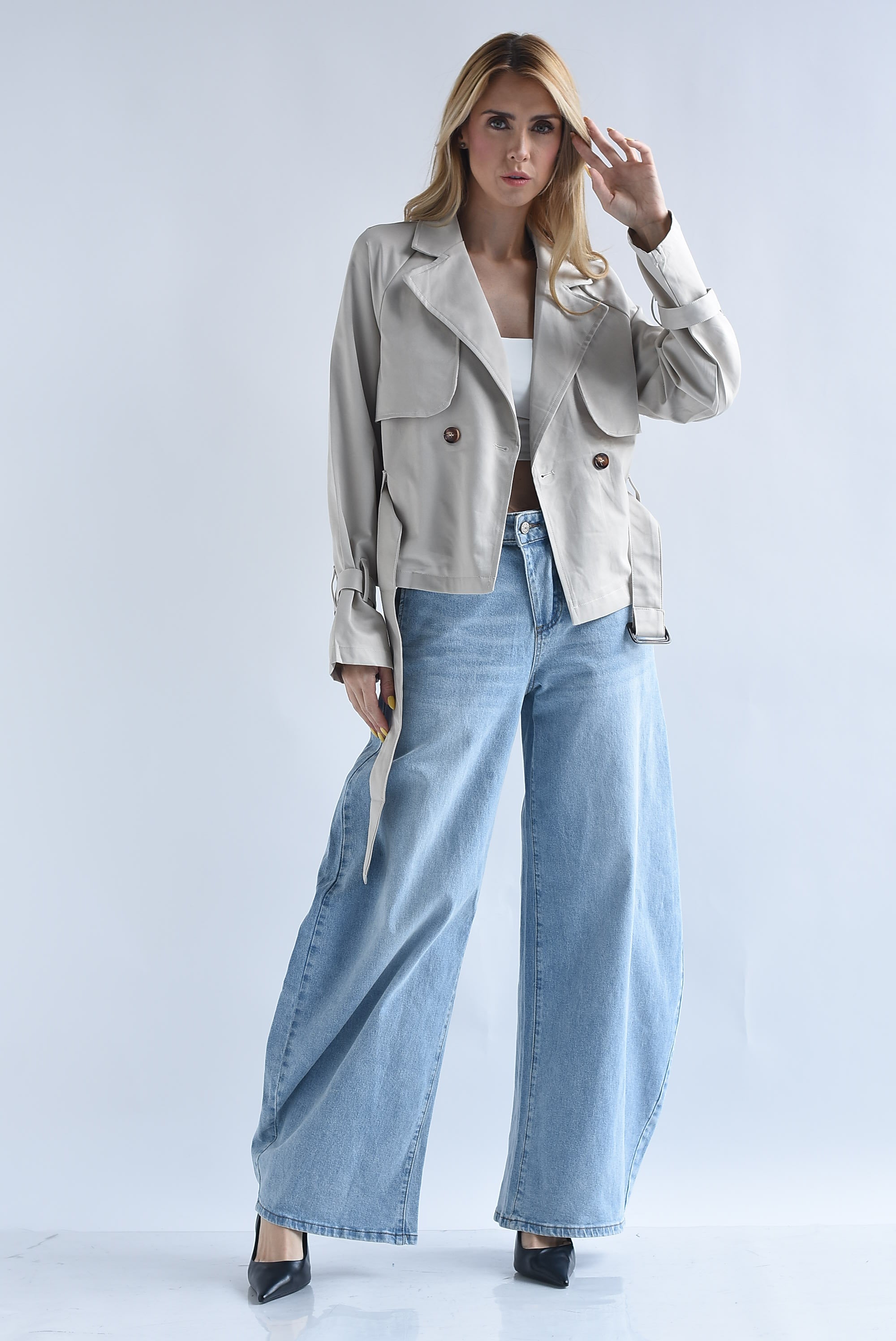 Gabardina corta botones cruzados cinturones