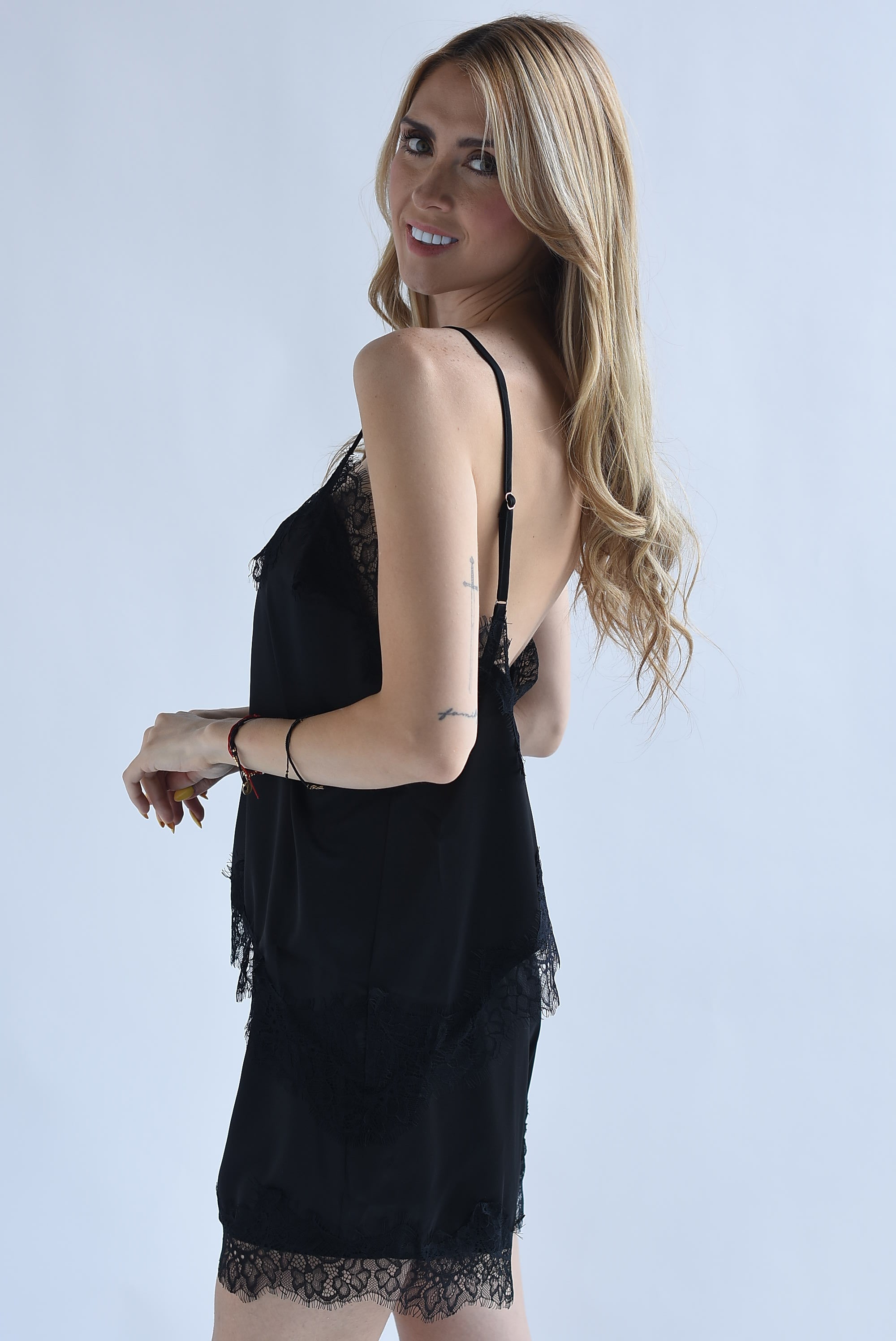 Set Short y Top lencero asimétrico con encaje