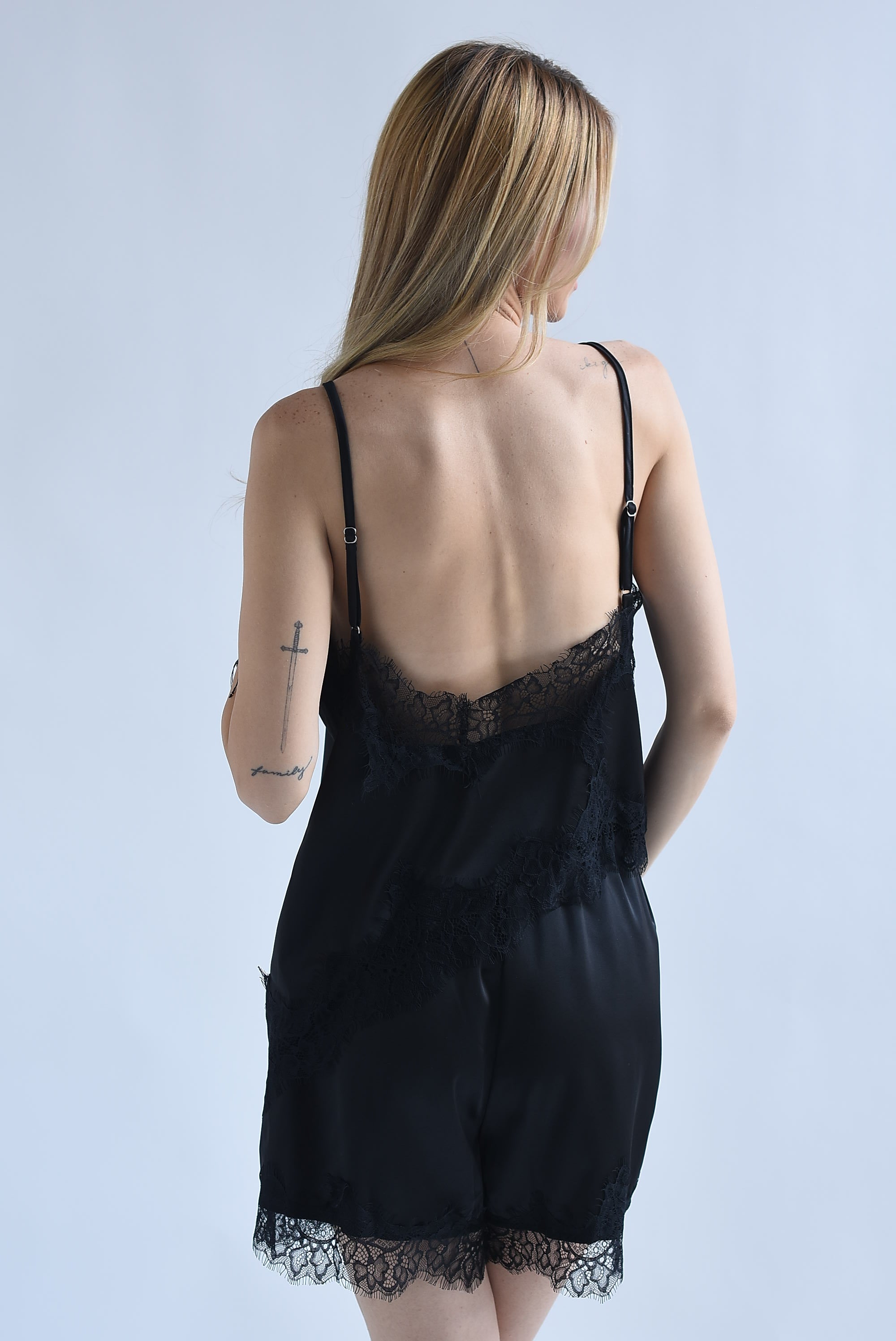 Set Short y Top lencero asimétrico con encaje