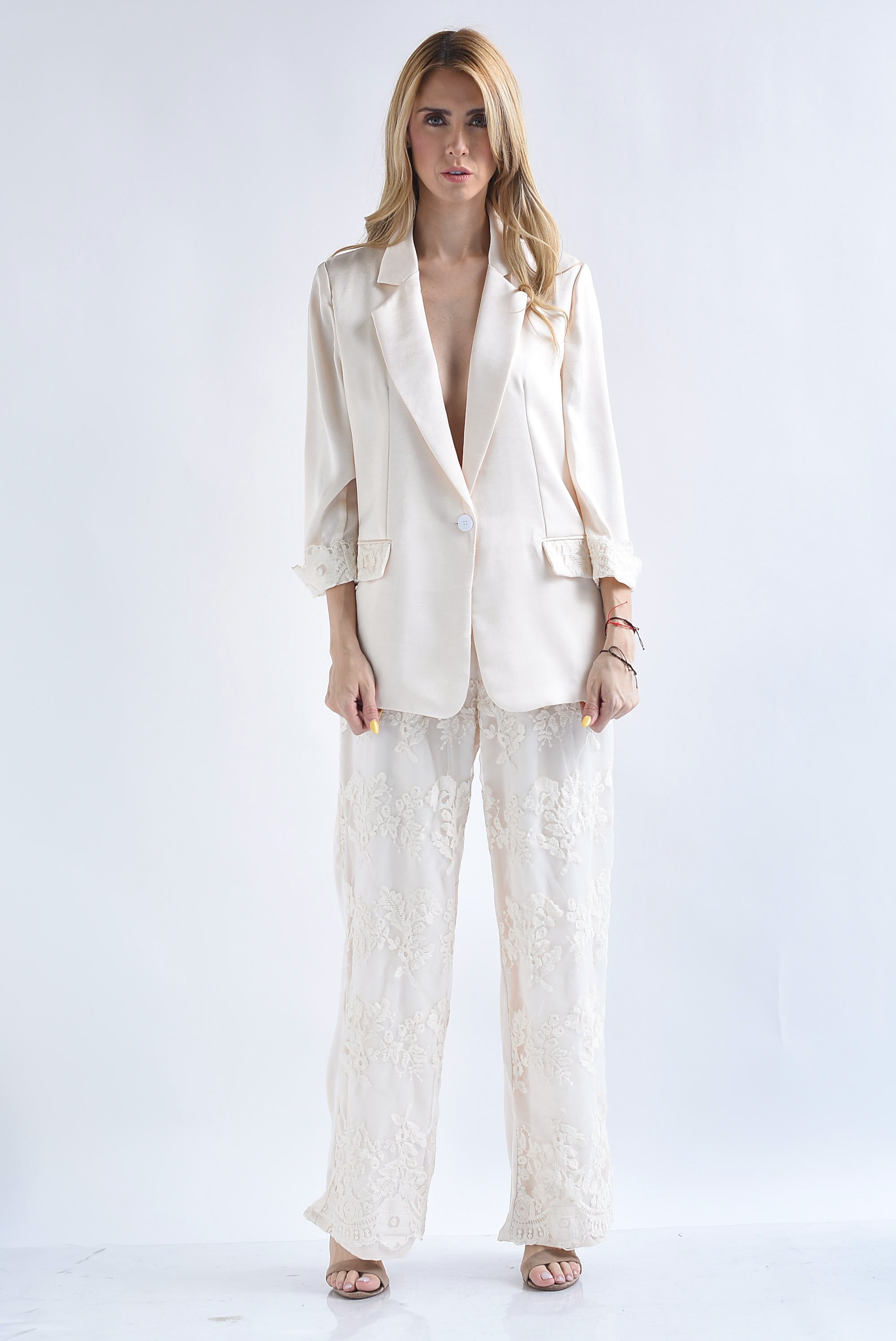 Set Pantalón y Blazer satín flores bordadas