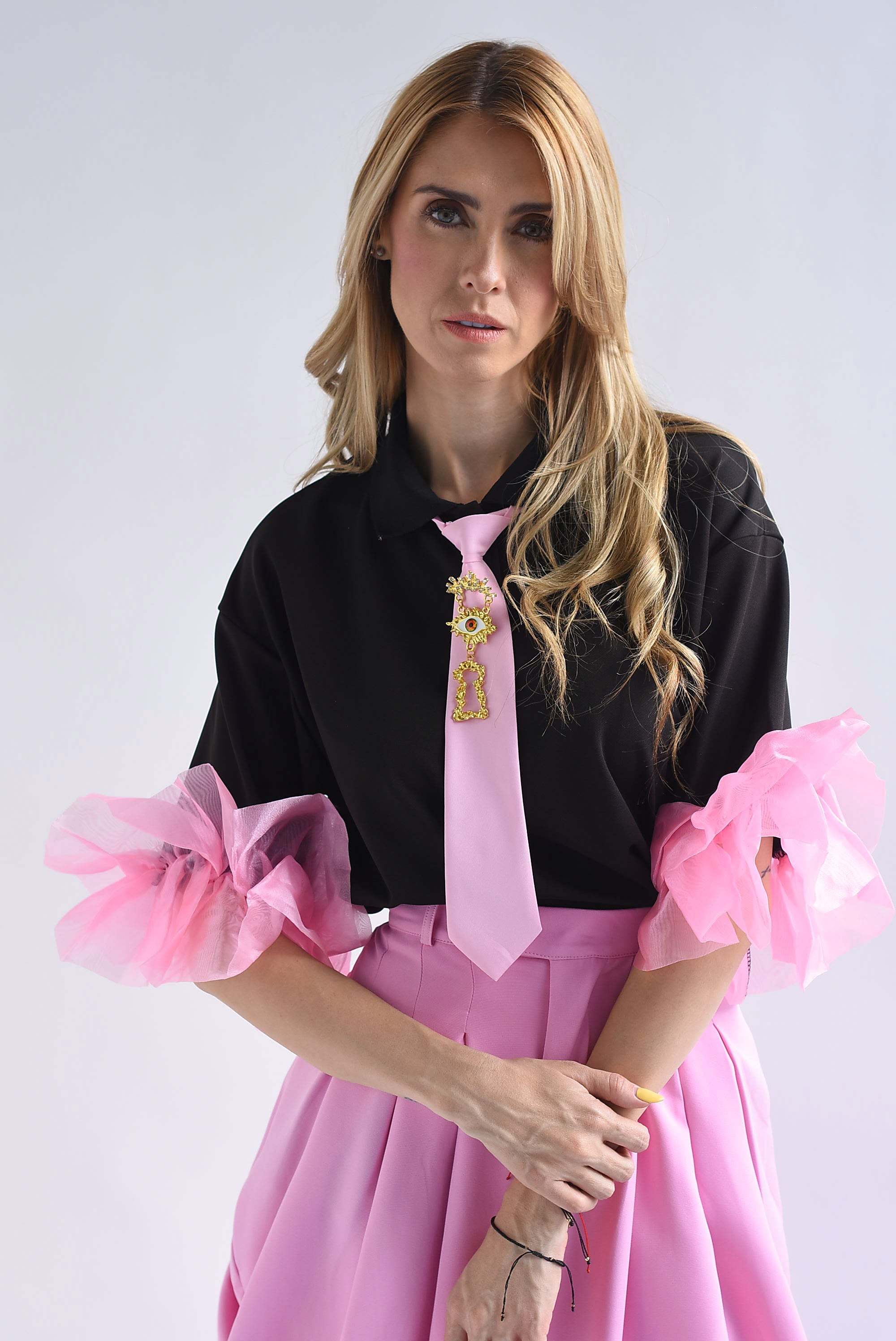 Blusa polo manga olanes con corbata broche