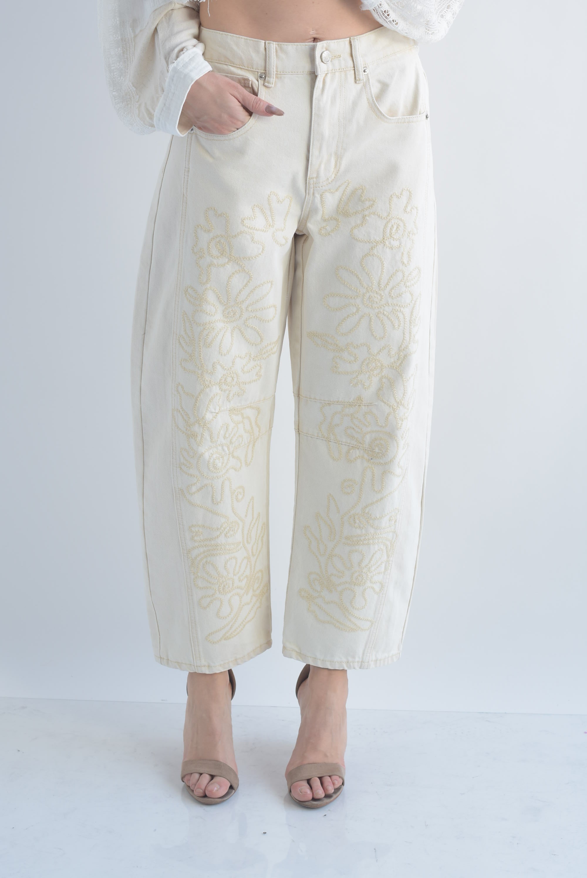 Jeans barrel capri bordado flores