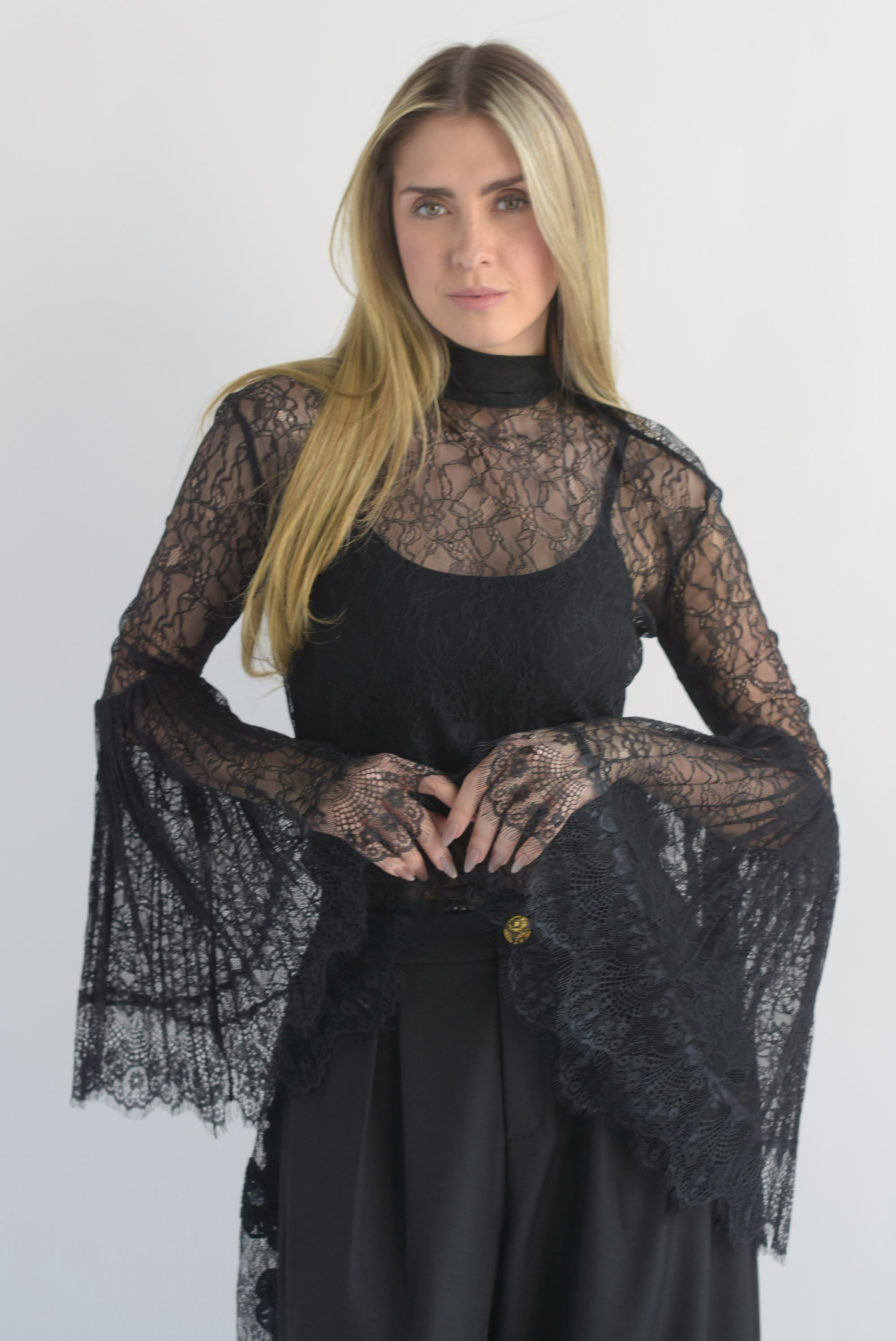 Blusa encaje manga trompeta