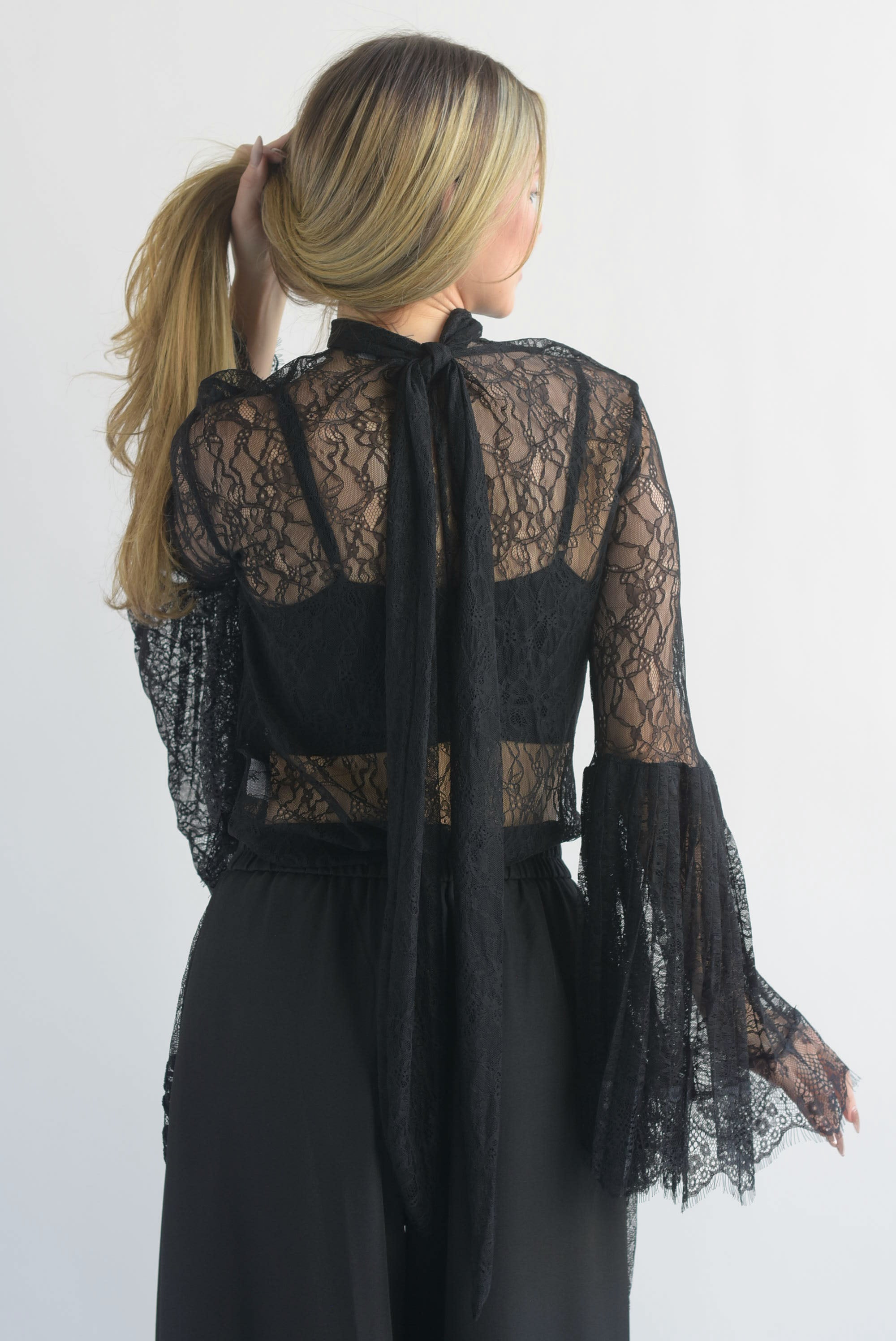 Blusa encaje manga trompeta