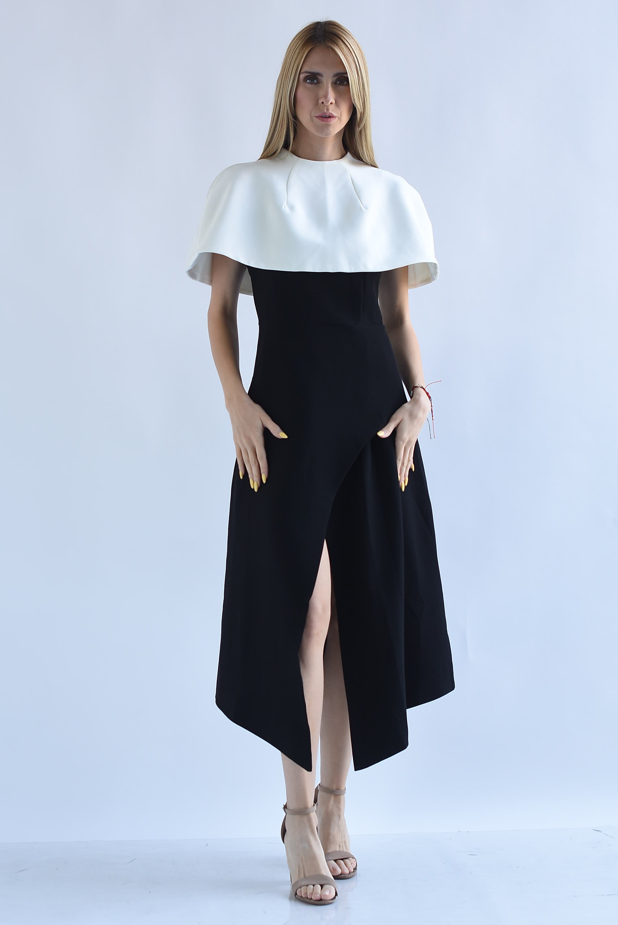 Set Vestido asimétrico y Capa blanca